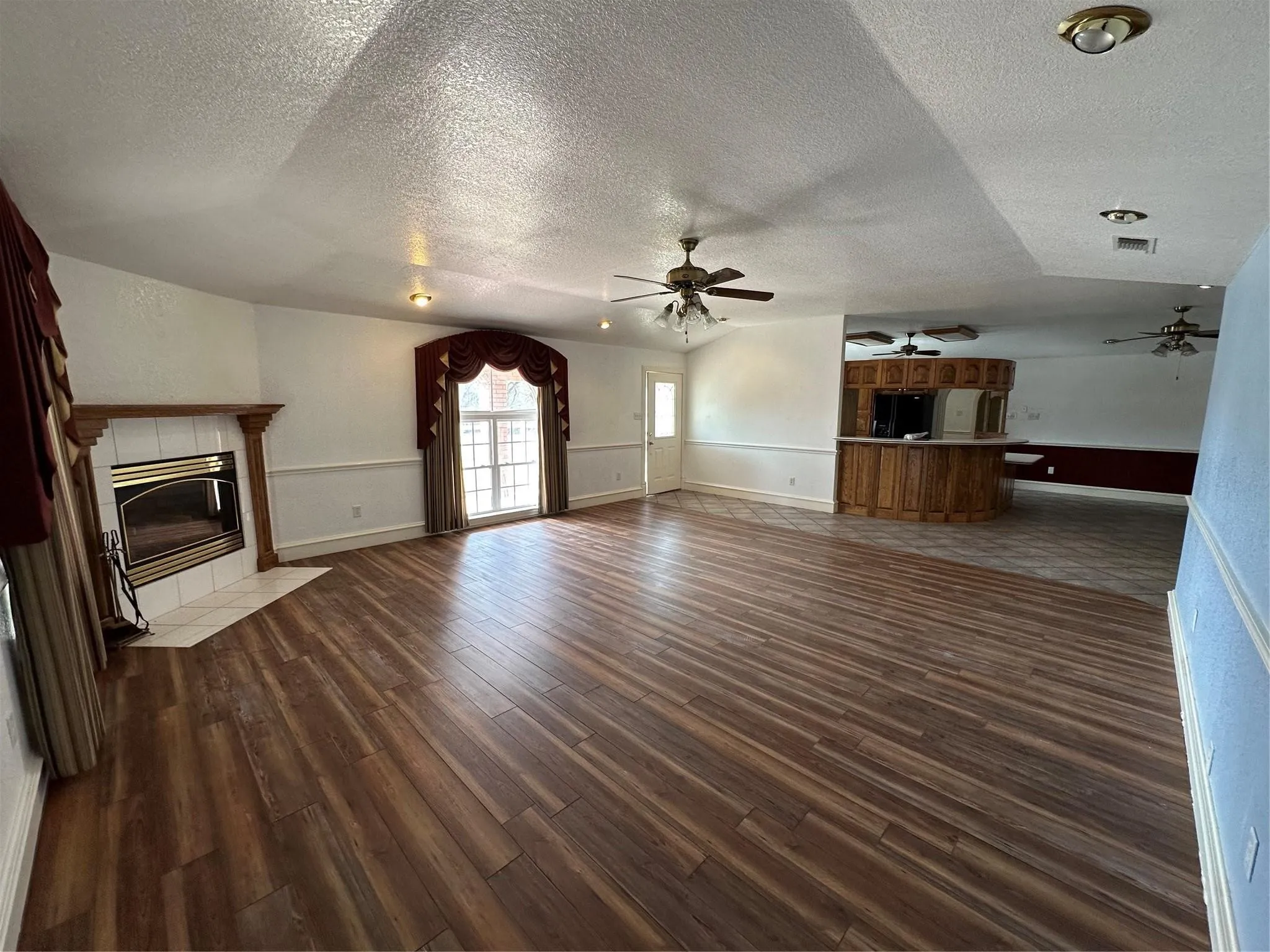 Single Family Residence For Sale in Tarrant County , 7401 Briar Road, Azle, Texas 76020, 2 Bedroom, 2 Bathroom, 2 Garage spaces, 2,639 Sqft, built in 1998, Preowned, mls#21146145, Real Estate Agent in Azle, Homes For Sale in Tarrant county, Homes For Sale in Azle, Realtor in Azle Texas, Real Estate Brokerage Independent Realty Texas, Luminita Cordes Realtor