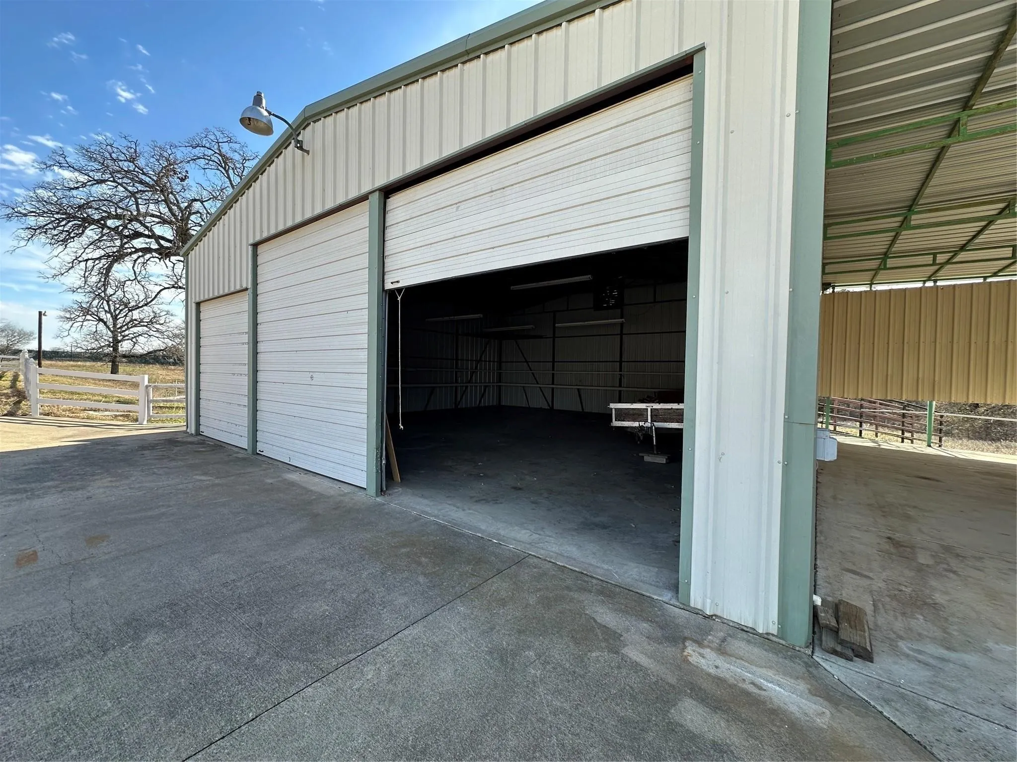 Single Family Residence For Sale in Tarrant County , 7401 Briar Road, Azle, Texas 76020, 2 Bedroom, 2 Bathroom, 2 Garage spaces, 2,639 Sqft, built in 1998, Preowned, mls#21146145, Real Estate Agent in Azle, Homes For Sale in Tarrant county, Homes For Sale in Azle, Realtor in Azle Texas, Real Estate Brokerage Independent Realty Texas, Luminita Cordes Realtor