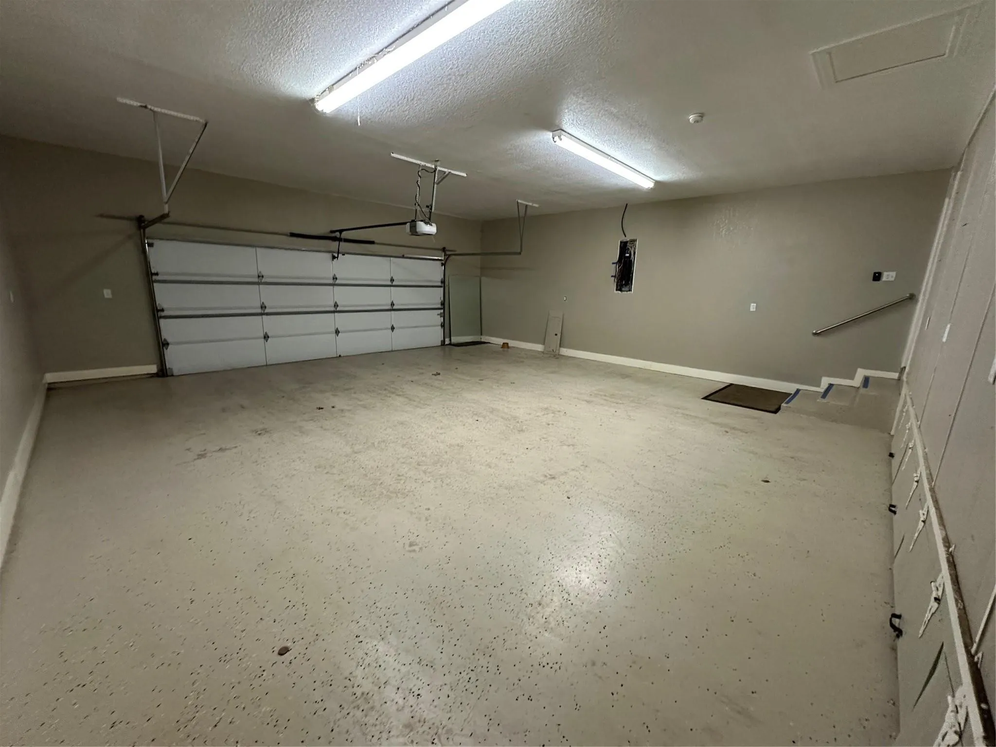 Single Family Residence For Sale in Tarrant County , 7401 Briar Road, Azle, Texas 76020, 2 Bedroom, 2 Bathroom, 2 Garage spaces, 2,639 Sqft, built in 1998, Preowned, mls#21146145, Real Estate Agent in Azle, Homes For Sale in Tarrant county, Homes For Sale in Azle, Realtor in Azle Texas, Real Estate Brokerage Independent Realty Texas, Luminita Cordes Realtor