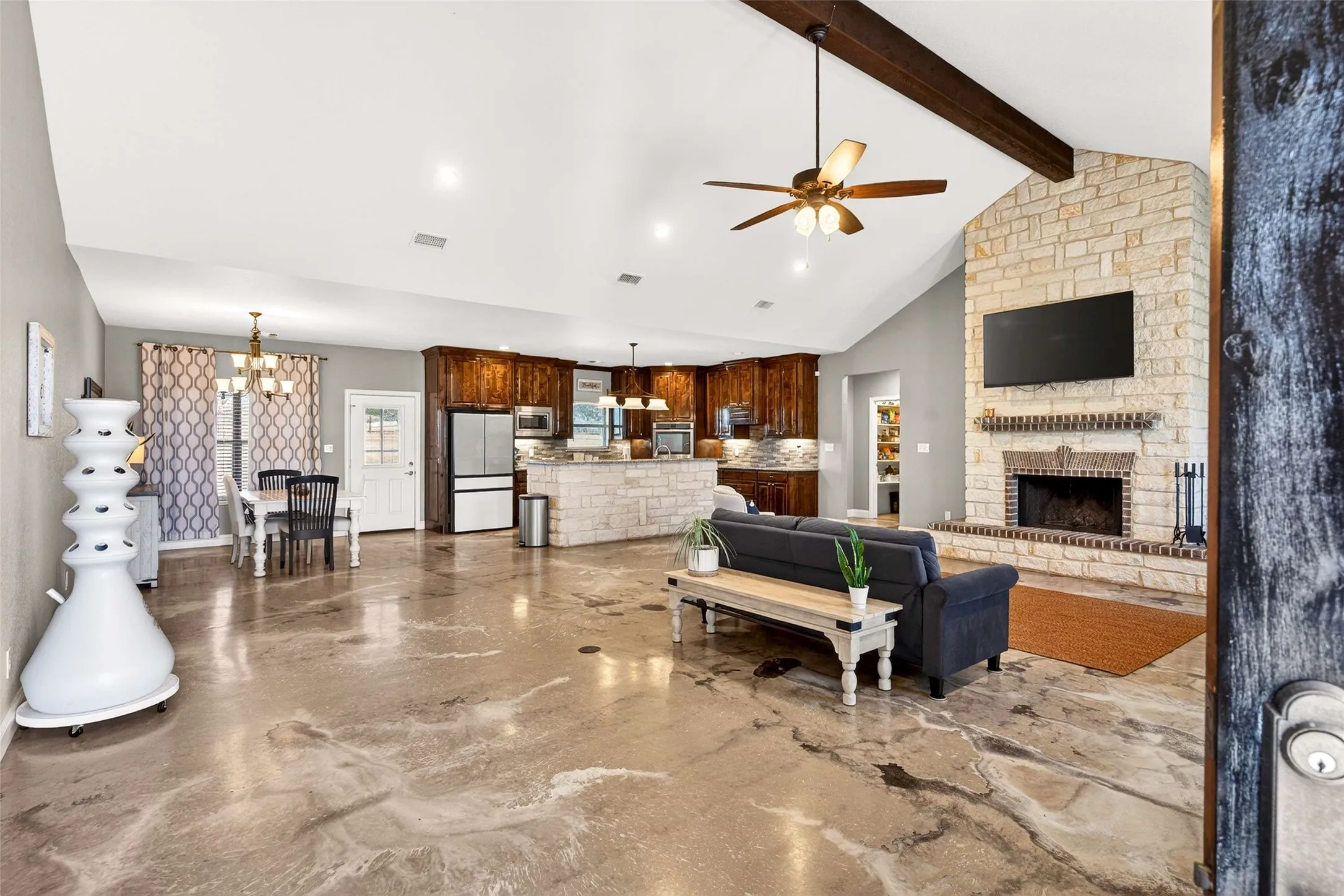 Single Family Residence For Sale in Wise County , 1081 County Road 3591, Paradise, Texas 76073, 4 Bedroom, 3 Bathroom, 2 Garage spaces, 2,742 Sqft, built in 2017, Preowned, mls#21144582, Real Estate Agent in Paradise, Homes For Sale in Wise county, Homes For Sale in Paradise, Realtor in Paradise Texas, Real Estate Brokerage Independent Realty Texas, Luminita Cordes Realtor