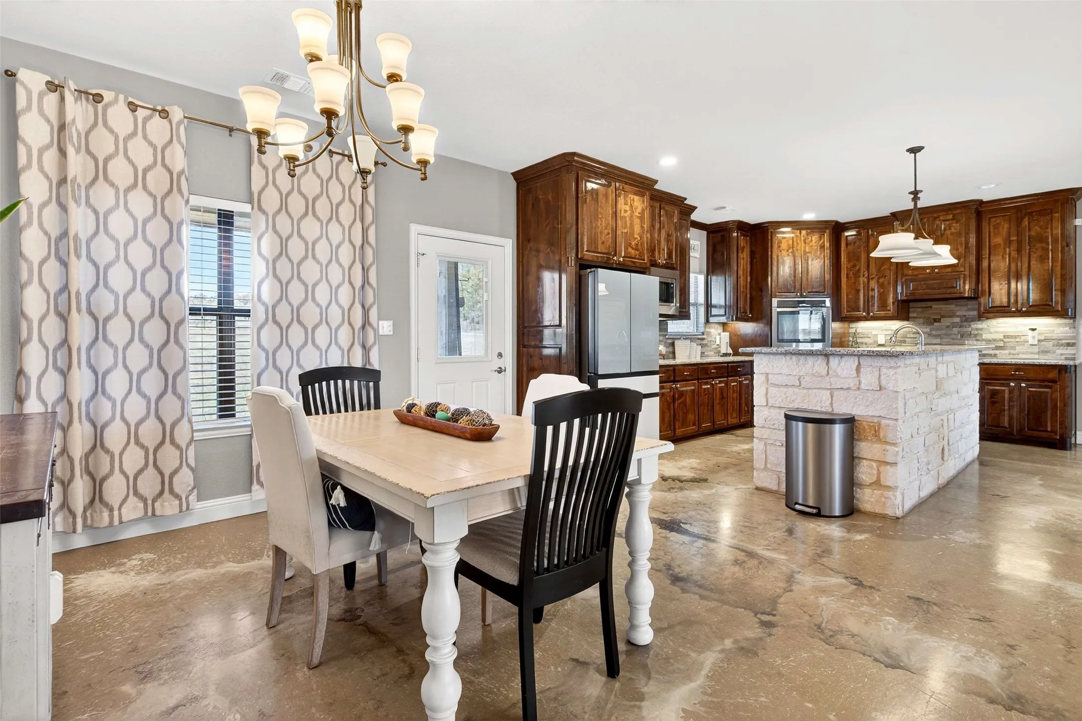 Single Family Residence For Sale in Wise County , 1081 County Road 3591, Paradise, Texas 76073, 4 Bedroom, 3 Bathroom, 2 Garage spaces, 2,742 Sqft, built in 2017, Preowned, mls#21144582, Real Estate Agent in Paradise, Homes For Sale in Wise county, Homes For Sale in Paradise, Realtor in Paradise Texas, Real Estate Brokerage Independent Realty Texas, Luminita Cordes Realtor