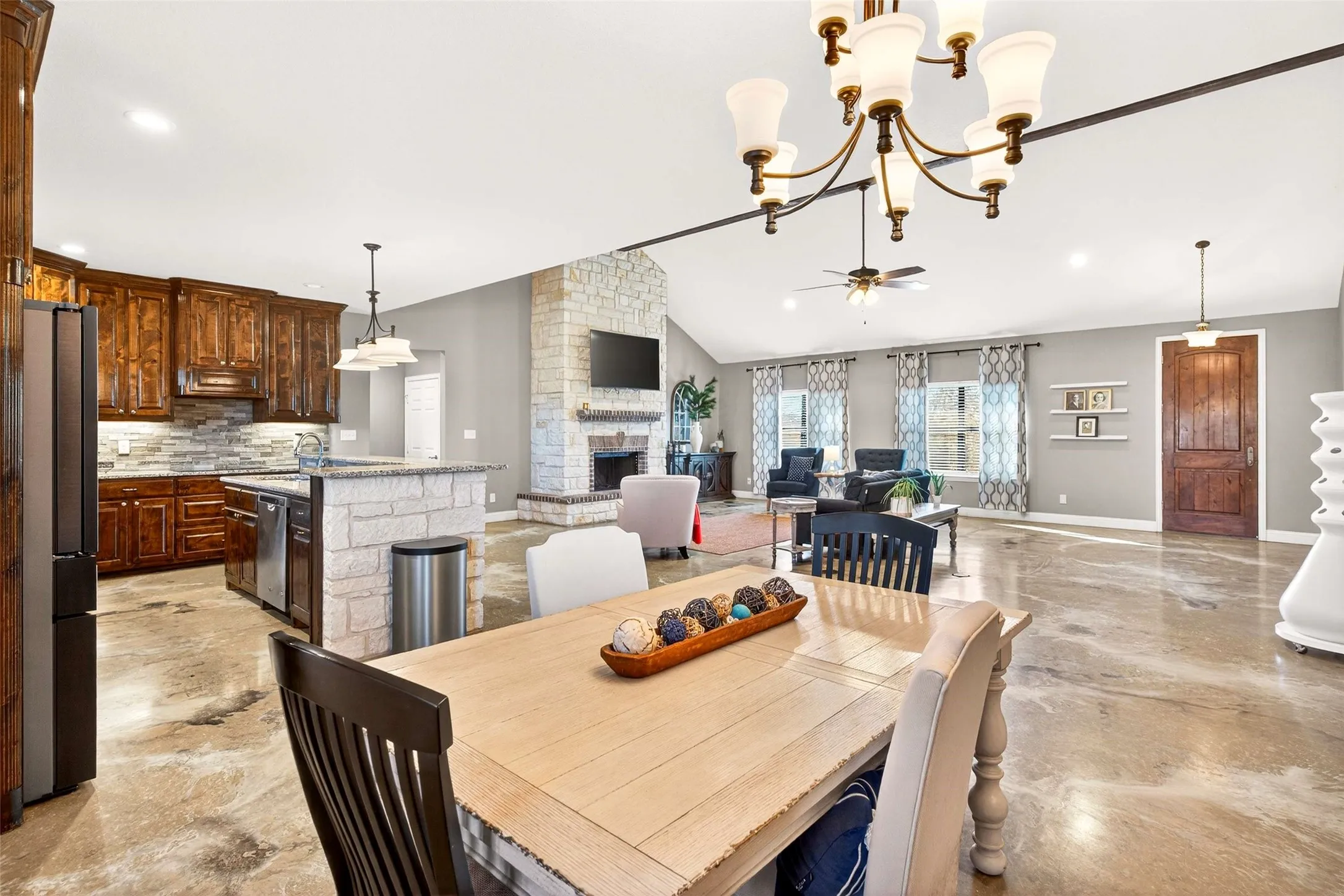 Single Family Residence For Sale in Wise County , 1081 County Road 3591, Paradise, Texas 76073, 4 Bedroom, 3 Bathroom, 2 Garage spaces, 2,742 Sqft, built in 2017, Preowned, mls#21144582, Real Estate Agent in Paradise, Homes For Sale in Wise county, Homes For Sale in Paradise, Realtor in Paradise Texas, Real Estate Brokerage Independent Realty Texas, Luminita Cordes Realtor