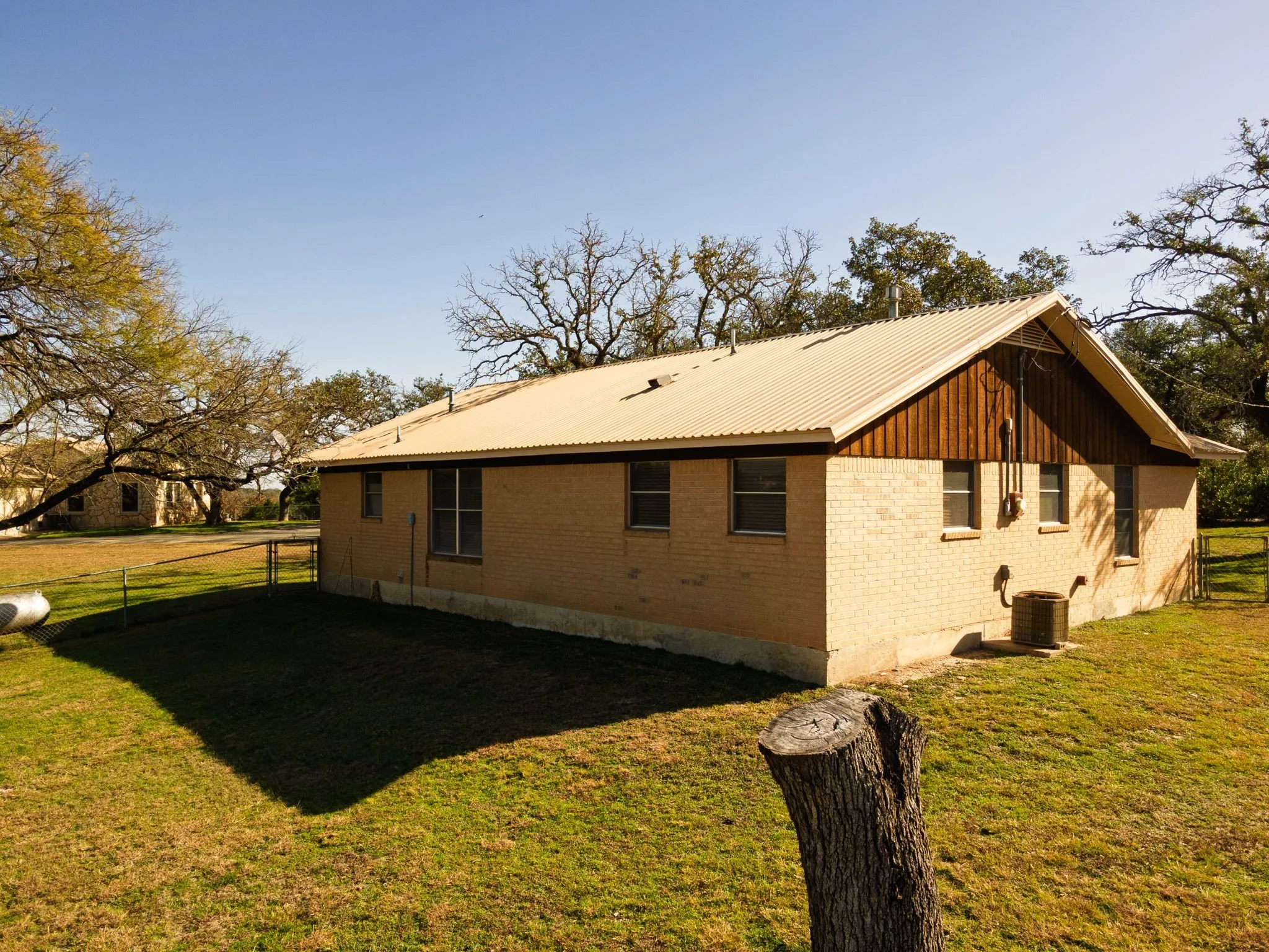 Single Family Residence For Sale in Lampasas County , 1003 N Ridge St, Lampasas, Texas 76550, 4 Bedrooms, 3 Bathrooms, Garage spaces, 2,559 Sqft, built in 1943, Price $429,900, mls#21146143, Real Estate Agent in Lampasas, Homes For Sale in Lampasas county, Homes For Sale in Lampasas, Realtor in Lampasas Texas, Real Estate Brokerage Independent Realty Texas, Luminita Cordes Realtor