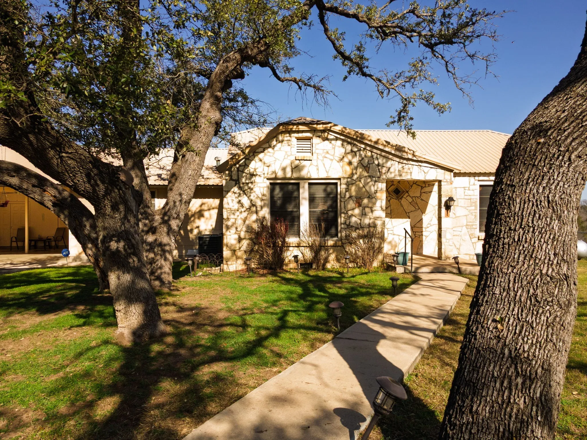 Single Family Residence For Sale in Lampasas County , 1003 N Ridge St, Lampasas, Texas 76550, 4 Bedrooms, 3 Bathrooms, Garage spaces, 2,559 Sqft, built in 1943, Price $429,900, mls#21146143, Real Estate Agent in Lampasas, Homes For Sale in Lampasas county, Homes For Sale in Lampasas, Realtor in Lampasas Texas, Real Estate Brokerage Independent Realty Texas, Luminita Cordes Realtor