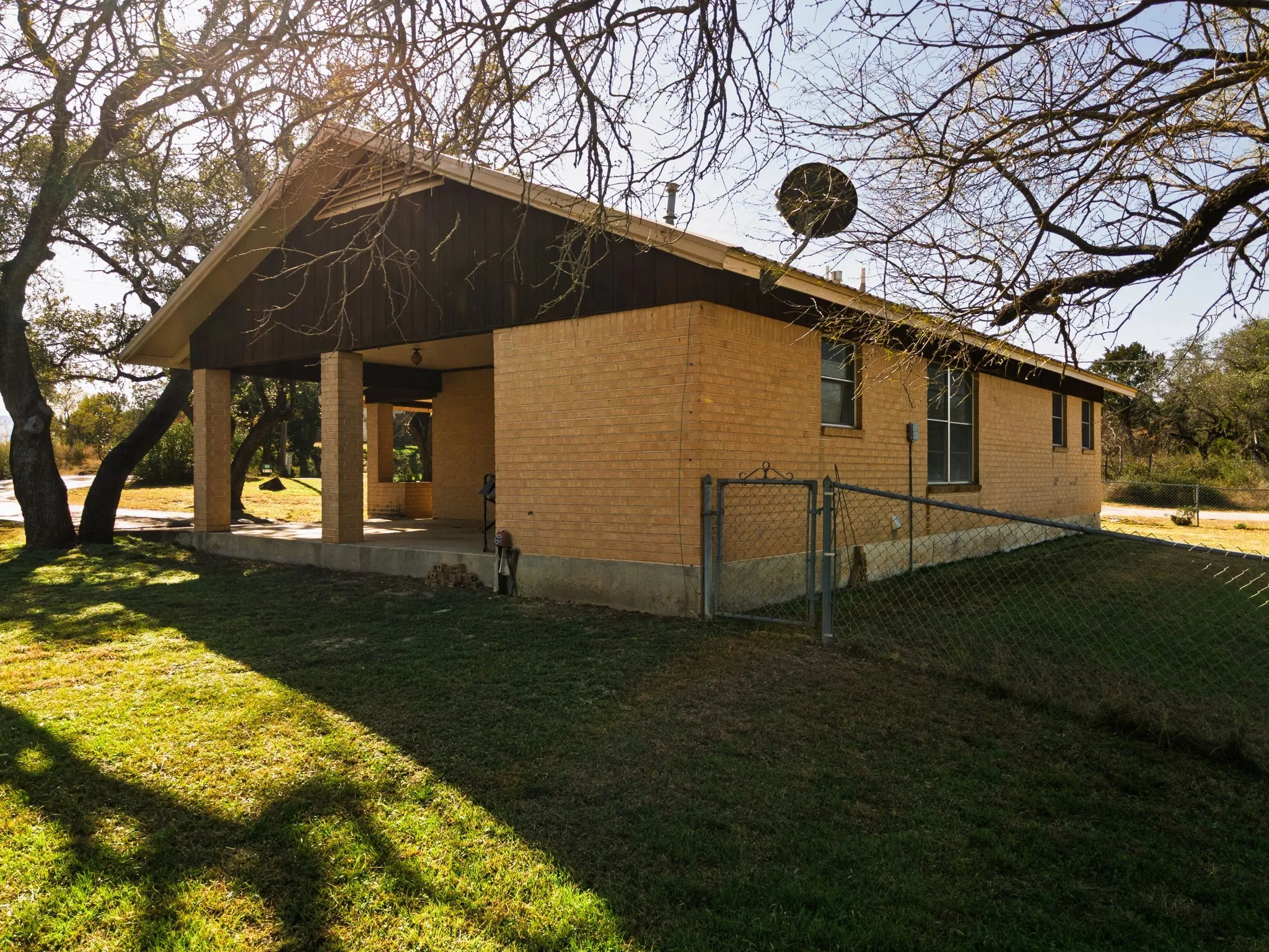 Single Family Residence For Sale in Lampasas County , 1003 N Ridge St, Lampasas, Texas 76550, 4 Bedrooms, 3 Bathrooms, Garage spaces, 2,559 Sqft, built in 1943, Price $429,900, mls#21146143, Real Estate Agent in Lampasas, Homes For Sale in Lampasas county, Homes For Sale in Lampasas, Realtor in Lampasas Texas, Real Estate Brokerage Independent Realty Texas, Luminita Cordes Realtor