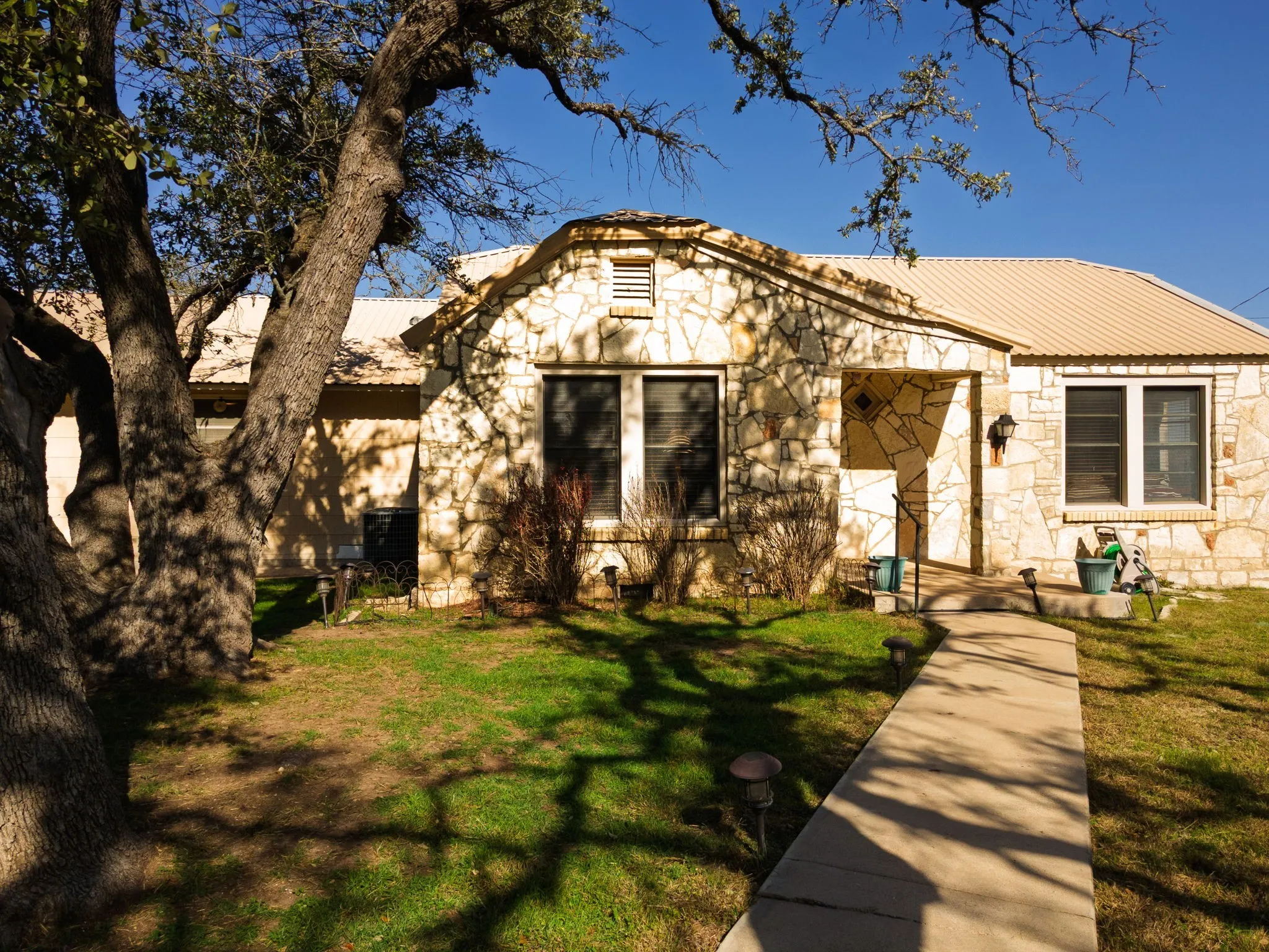 Single Family Residence For Sale in Lampasas County , 1003 N Ridge St, Lampasas, Texas 76550, 4 Bedrooms, 3 Bathrooms, Garage spaces, 2,559 Sqft, built in 1943, Price $429,900, mls#21146143, Real Estate Agent in Lampasas, Homes For Sale in Lampasas county, Homes For Sale in Lampasas, Realtor in Lampasas Texas, Real Estate Brokerage Independent Realty Texas, Luminita Cordes Realtor