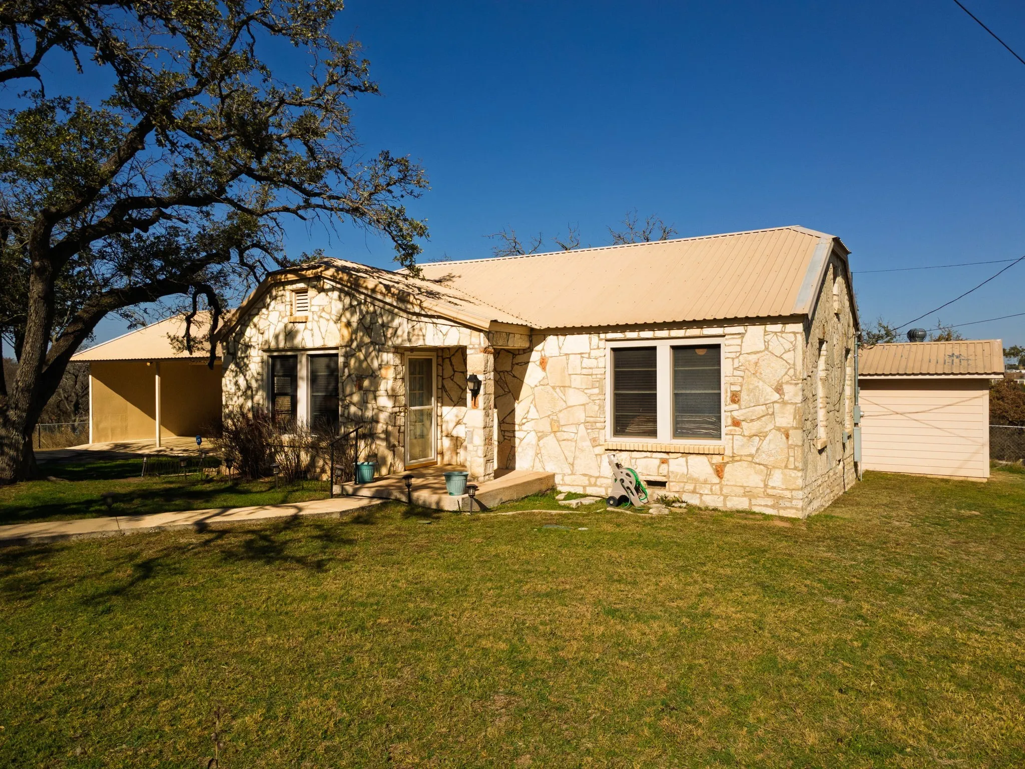 Single Family Residence For Sale in Lampasas County , 1003 N Ridge St, Lampasas, Texas 76550, 4 Bedrooms, 3 Bathrooms, Garage spaces, 2,559 Sqft, built in 1943, Price $429,900, mls#21146143, Real Estate Agent in Lampasas, Homes For Sale in Lampasas county, Homes For Sale in Lampasas, Realtor in Lampasas Texas, Real Estate Brokerage Independent Realty Texas, Luminita Cordes Realtor