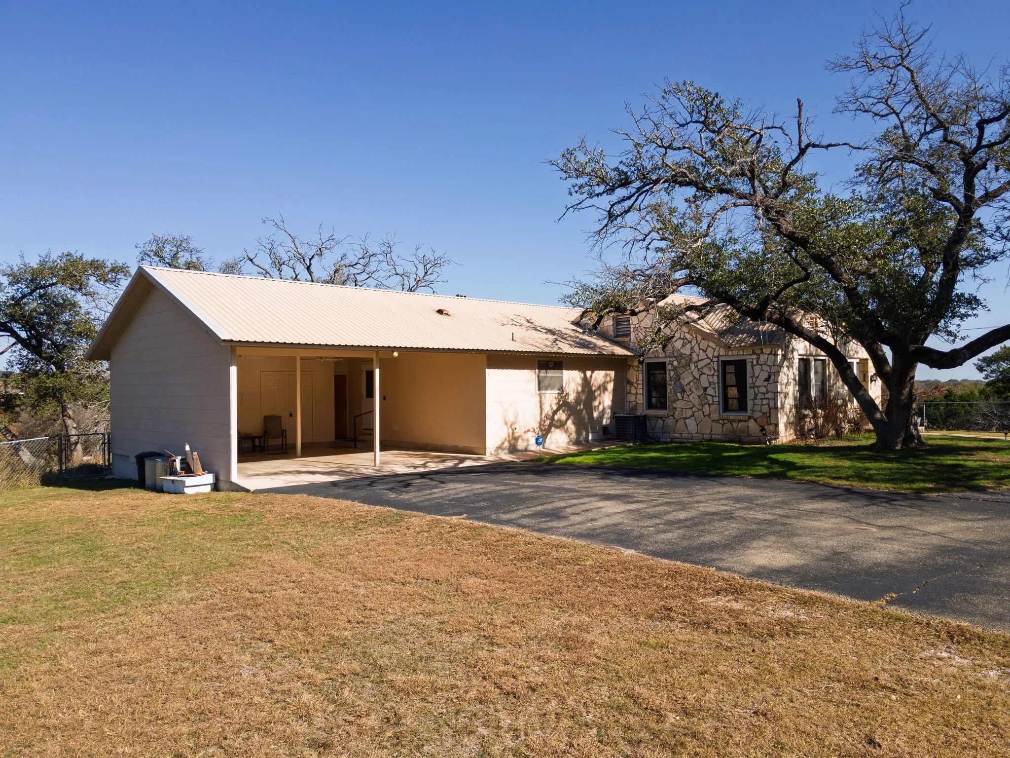 Single Family Residence For Sale in Lampasas County , 1003 N Ridge St, Lampasas, Texas 76550, 4 Bedrooms, 3 Bathrooms, Garage spaces, 2,559 Sqft, built in 1943, Price $429,900, mls#21146143, Real Estate Agent in Lampasas, Homes For Sale in Lampasas county, Homes For Sale in Lampasas, Realtor in Lampasas Texas, Real Estate Brokerage Independent Realty Texas, Luminita Cordes Realtor