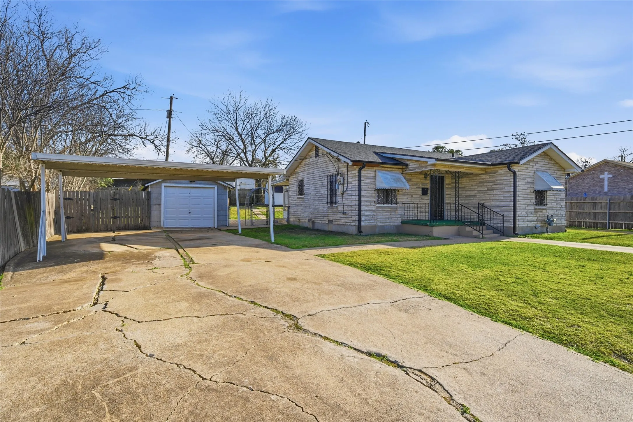 Single Family Residence For Sale in Mc Lennan County , 3820 Hiland Drive, Beverly Hills, Texas 76711, 2 Bedroom, 1 Bathroom, 1 Garage spaces, 1,020 Sqft, built in 1955, mls#21146223, Real Estate Agent in Beverly Hills, Homes For Sale in Mc Lennan county, Homes For Sale in Beverly Hills, Realtor in Beverly Hills Texas, Real Estate Brokerage Independent Realty Texas, Luminita Cordes Realtor