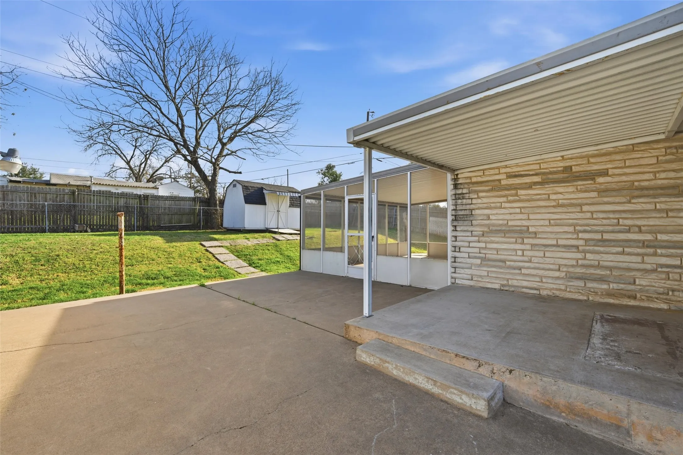 Single Family Residence For Sale in Mc Lennan County , 3820 Hiland Drive, Beverly Hills, Texas 76711, 2 Bedroom, 1 Bathroom, 1 Garage spaces, 1,020 Sqft, built in 1955, mls#21146223, Real Estate Agent in Beverly Hills, Homes For Sale in Mc Lennan county, Homes For Sale in Beverly Hills, Realtor in Beverly Hills Texas, Real Estate Brokerage Independent Realty Texas, Luminita Cordes Realtor