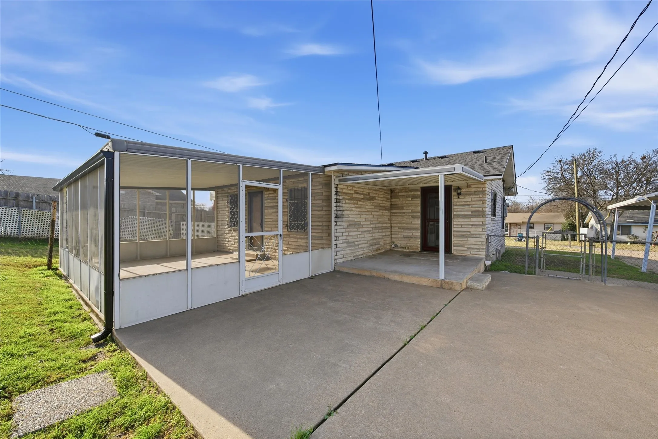 Single Family Residence For Sale in Mc Lennan County , 3820 Hiland Drive, Beverly Hills, Texas 76711, 2 Bedroom, 1 Bathroom, 1 Garage spaces, 1,020 Sqft, built in 1955, mls#21146223, Real Estate Agent in Beverly Hills, Homes For Sale in Mc Lennan county, Homes For Sale in Beverly Hills, Realtor in Beverly Hills Texas, Real Estate Brokerage Independent Realty Texas, Luminita Cordes Realtor