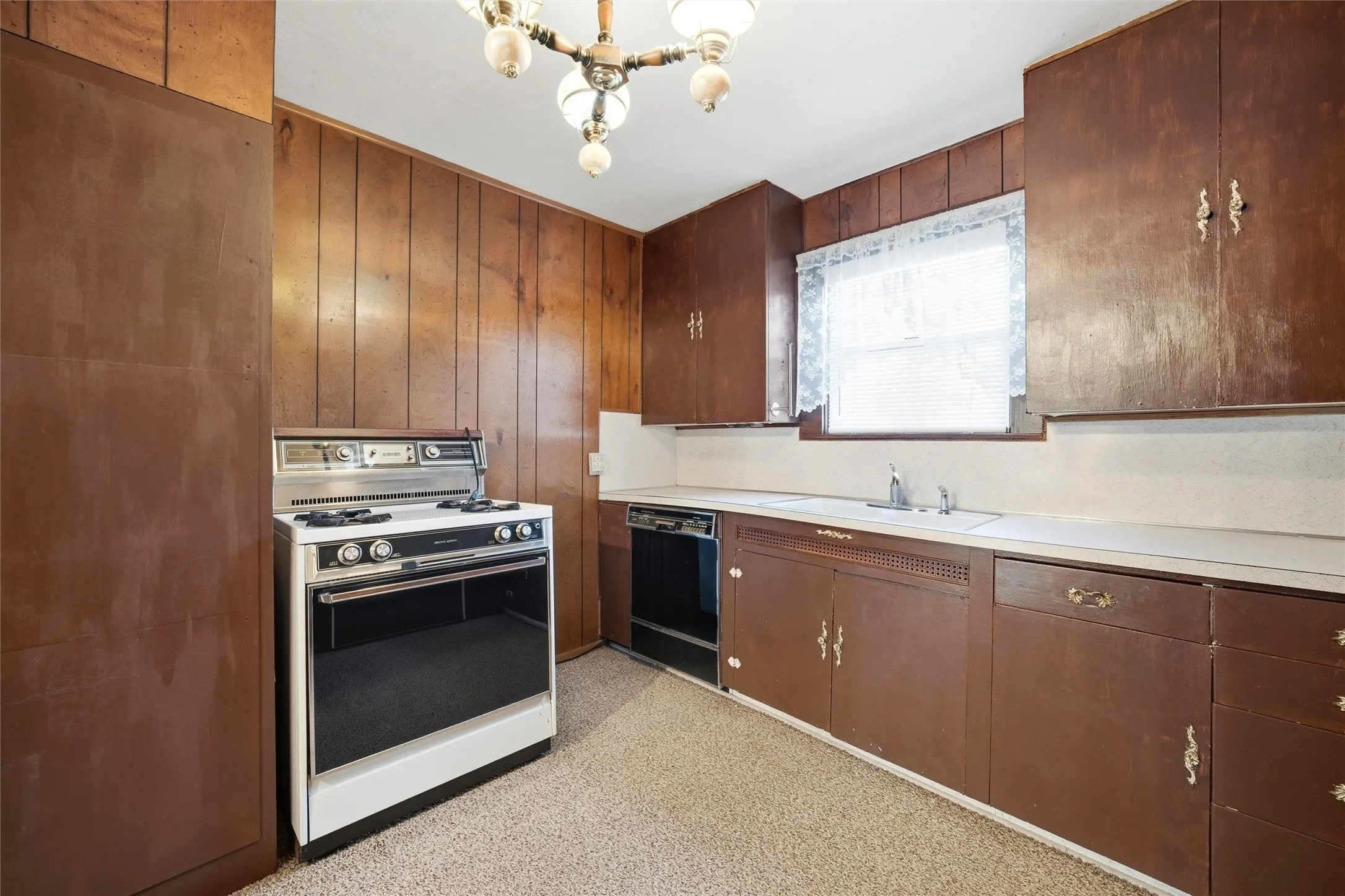 Single Family Residence For Sale in Mc Lennan County , 3820 Hiland Drive, Beverly Hills, Texas 76711, 2 Bedroom, 1 Bathroom, 1 Garage spaces, 1,020 Sqft, built in 1955, mls#21146223, Real Estate Agent in Beverly Hills, Homes For Sale in Mc Lennan county, Homes For Sale in Beverly Hills, Realtor in Beverly Hills Texas, Real Estate Brokerage Independent Realty Texas, Luminita Cordes Realtor