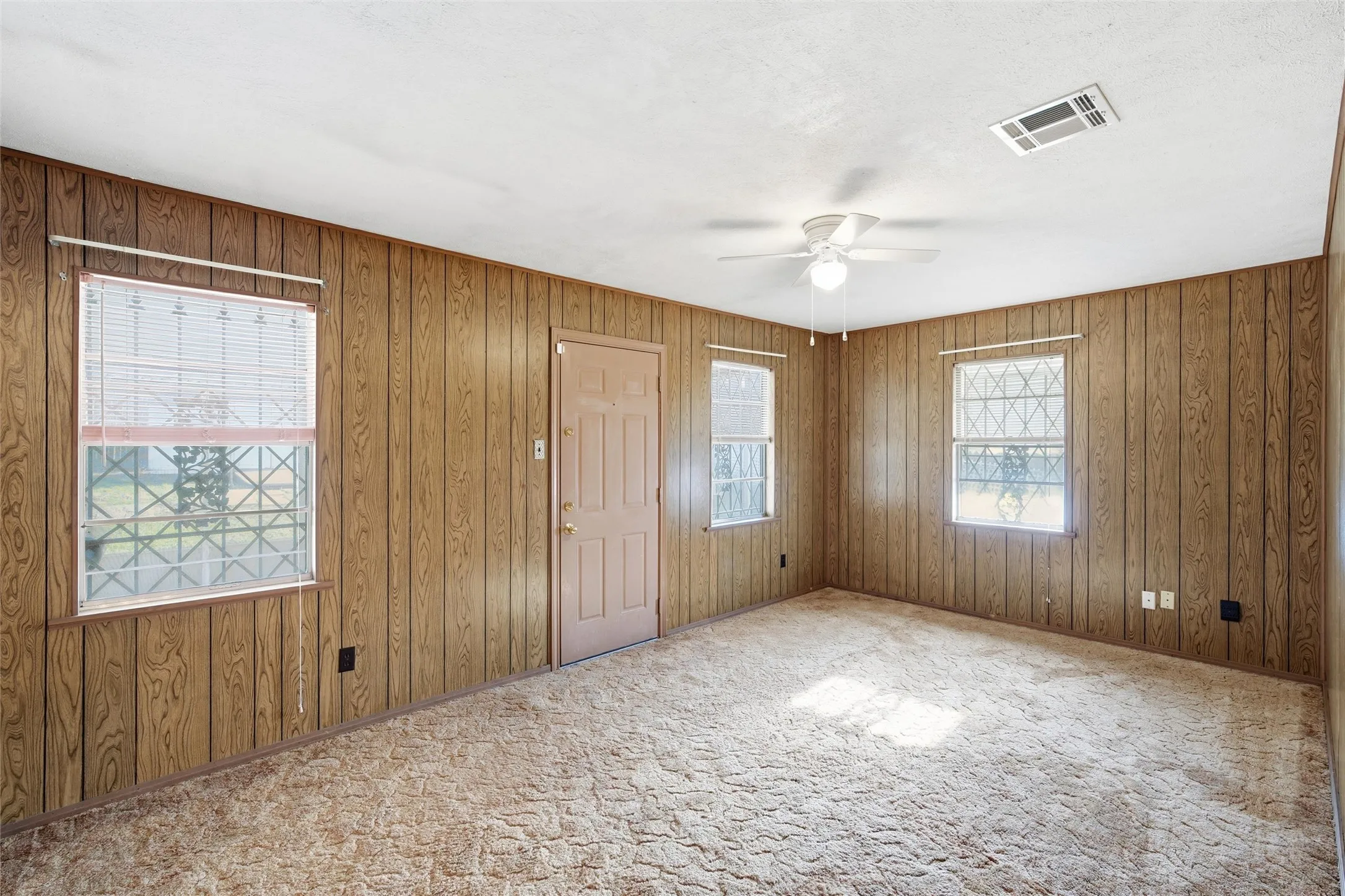Single Family Residence For Sale in Mc Lennan County , 3820 Hiland Drive, Beverly Hills, Texas 76711, 2 Bedroom, 1 Bathroom, 1 Garage spaces, 1,020 Sqft, built in 1955, mls#21146223, Real Estate Agent in Beverly Hills, Homes For Sale in Mc Lennan county, Homes For Sale in Beverly Hills, Realtor in Beverly Hills Texas, Real Estate Brokerage Independent Realty Texas, Luminita Cordes Realtor
