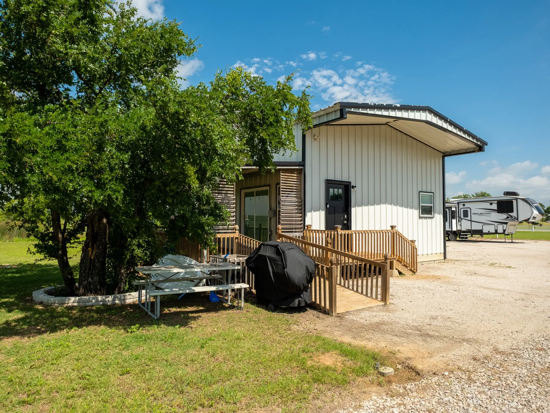 Side entrance to Barndominium #lakefront #lakeleon #eastlandTX #waterfront #dock #boatramp #cabin