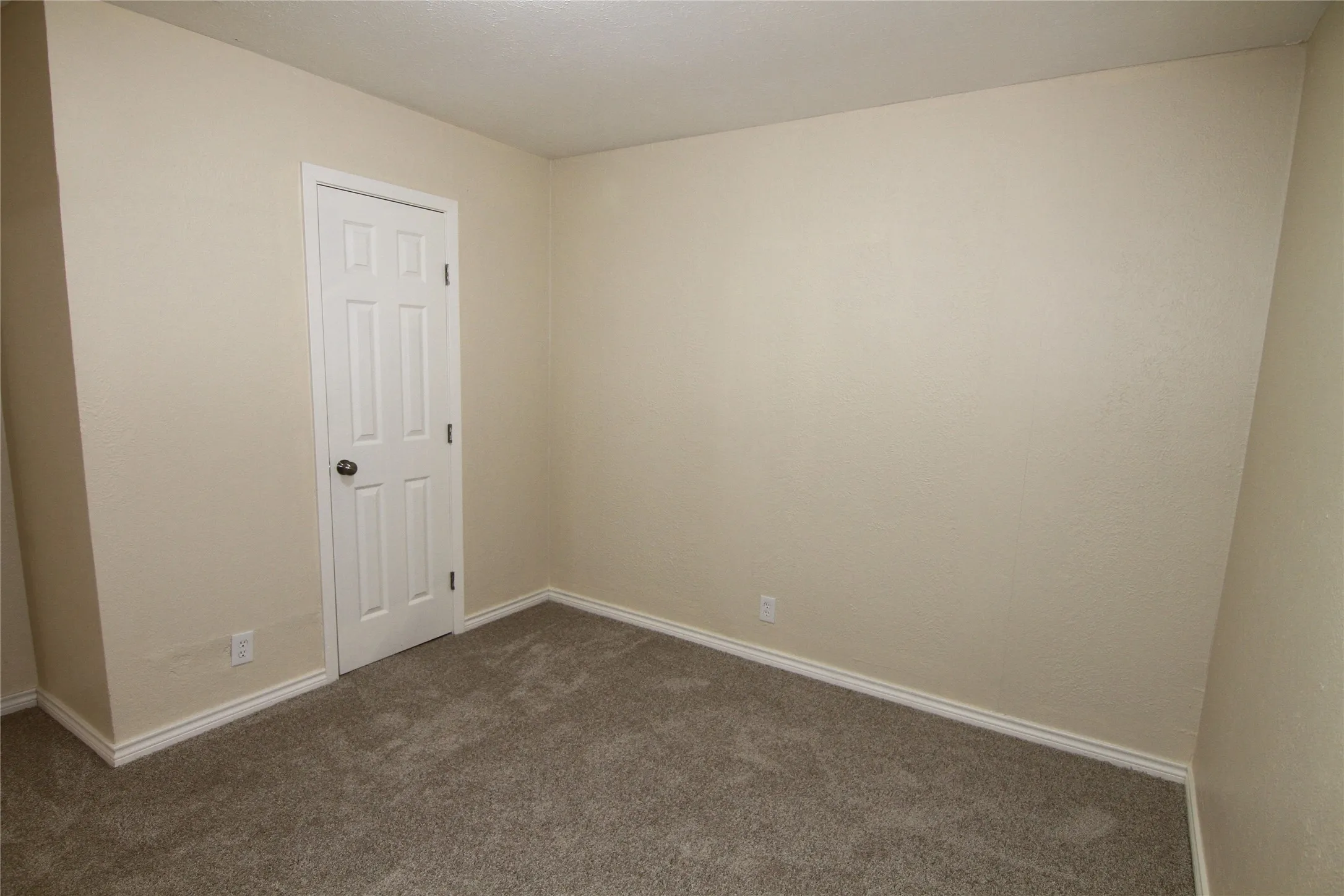 Single Family Residence For Sale in Dallas County , 9830 BLUFFCREEK Drive, Dallas, Texas 75227, 3 Bedroom, 2 Bathroom, Garage spaces, 1,377 Sqft, built in 1971, Preowned, mls#21146444, Real Estate Agent in Dallas, Homes For Sale in Dallas county, Homes For Sale in Dallas, Realtor in Dallas Texas, Real Estate Brokerage Independent Realty Texas, Luminita Cordes Realtor