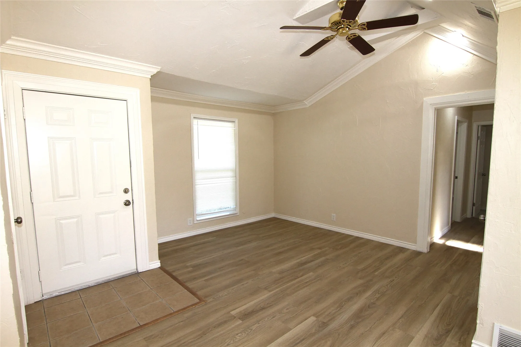 Single Family Residence For Sale in Dallas County , 9830 BLUFFCREEK Drive, Dallas, Texas 75227, 3 Bedroom, 2 Bathroom, Garage spaces, 1,377 Sqft, built in 1971, Preowned, mls#21146444, Real Estate Agent in Dallas, Homes For Sale in Dallas county, Homes For Sale in Dallas, Realtor in Dallas Texas, Real Estate Brokerage Independent Realty Texas, Luminita Cordes Realtor