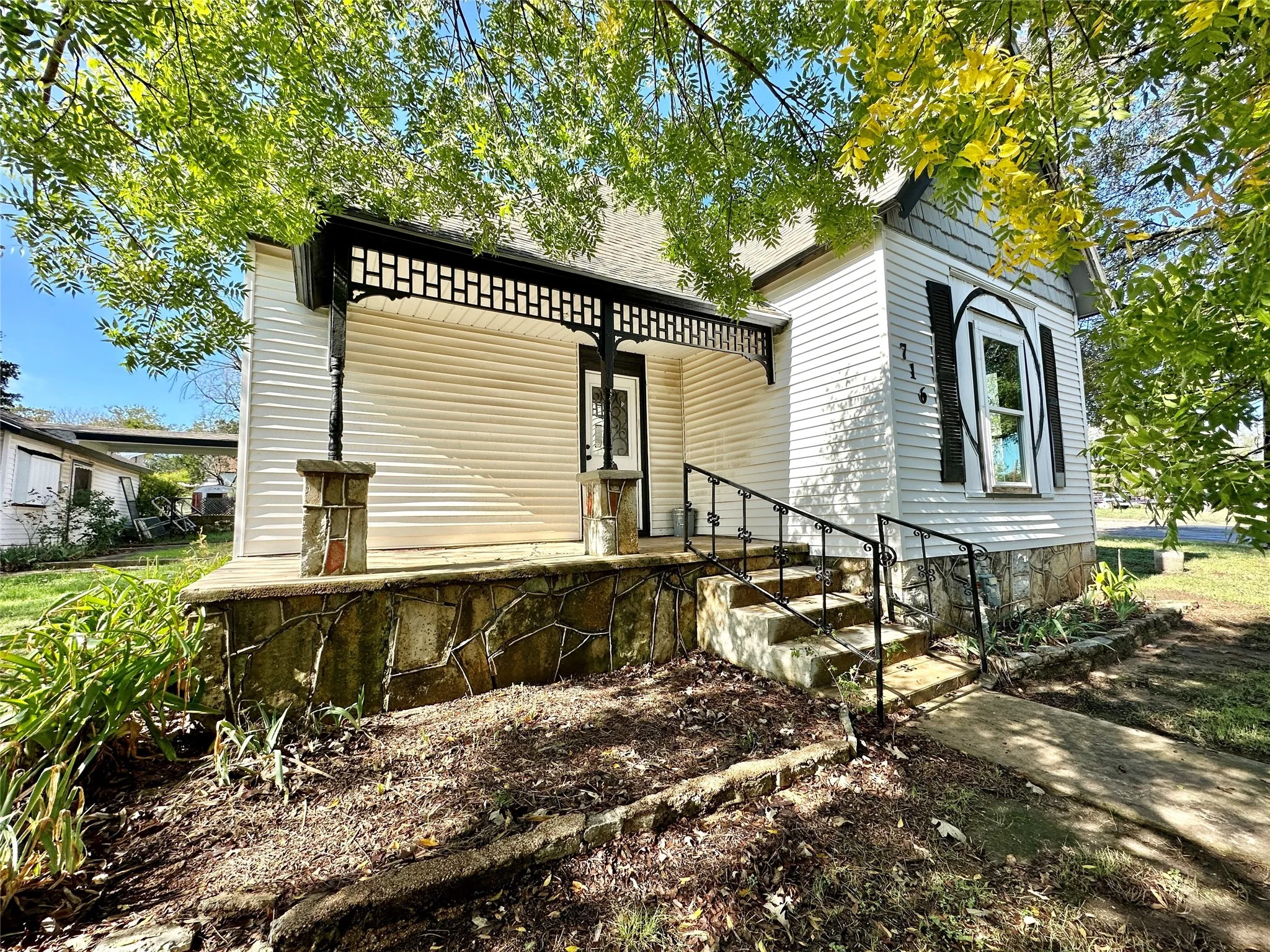 Single Family Residence For Sale in Hamilton County , 716 N Mesquite Street, Hico, Texas 76457, 3 Bedrooms, 2 Bathrooms, Garage spaces, 1,352 Sqft, built in 1895, Price $284,900, mls#21146547, Real Estate Agent in Hico, Homes For Sale in Hamilton county, Homes For Sale in Hico, Realtor in Hico Texas, Real Estate Brokerage Independent Realty Texas, Luminita Cordes Realtor