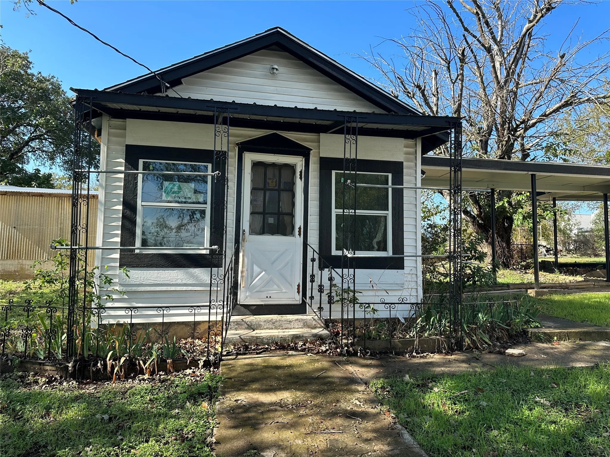 Single Family Residence For Sale in Hamilton County , 716 N Mesquite Street, Hico, Texas 76457, 3 Bedrooms, 2 Bathrooms, Garage spaces, 1,352 Sqft, built in 1895, Price $284,900, mls#21146547, Real Estate Agent in Hico, Homes For Sale in Hamilton county, Homes For Sale in Hico, Realtor in Hico Texas, Real Estate Brokerage Independent Realty Texas, Luminita Cordes Realtor