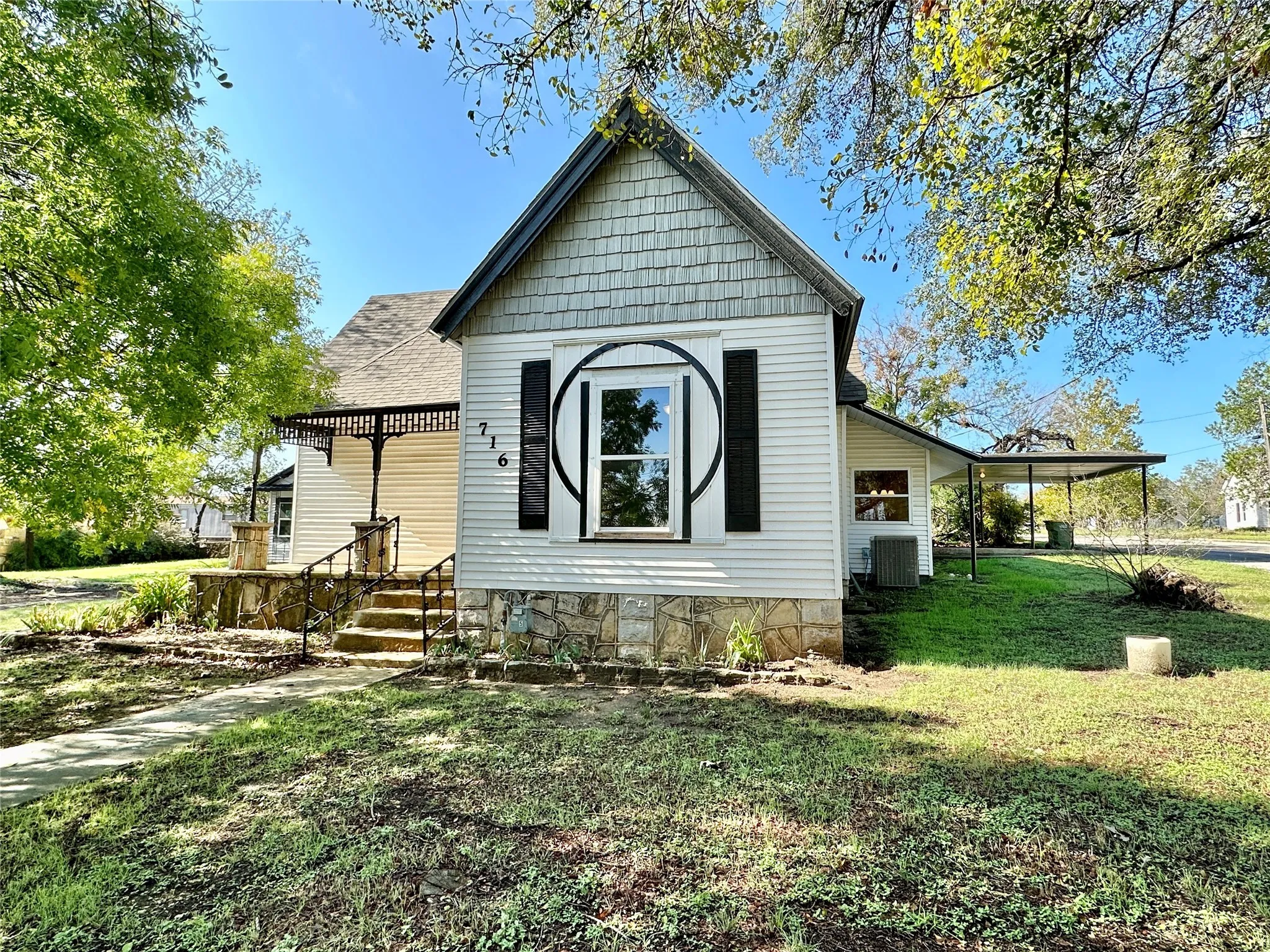 Single Family Residence For Sale in Hamilton County , 716 N Mesquite Street, Hico, Texas 76457, 3 Bedrooms, 2 Bathrooms, Garage spaces, 1,352 Sqft, built in 1895, Price $284,900, mls#21146547, Real Estate Agent in Hico, Homes For Sale in Hamilton county, Homes For Sale in Hico, Realtor in Hico Texas, Real Estate Brokerage Independent Realty Texas, Luminita Cordes Realtor