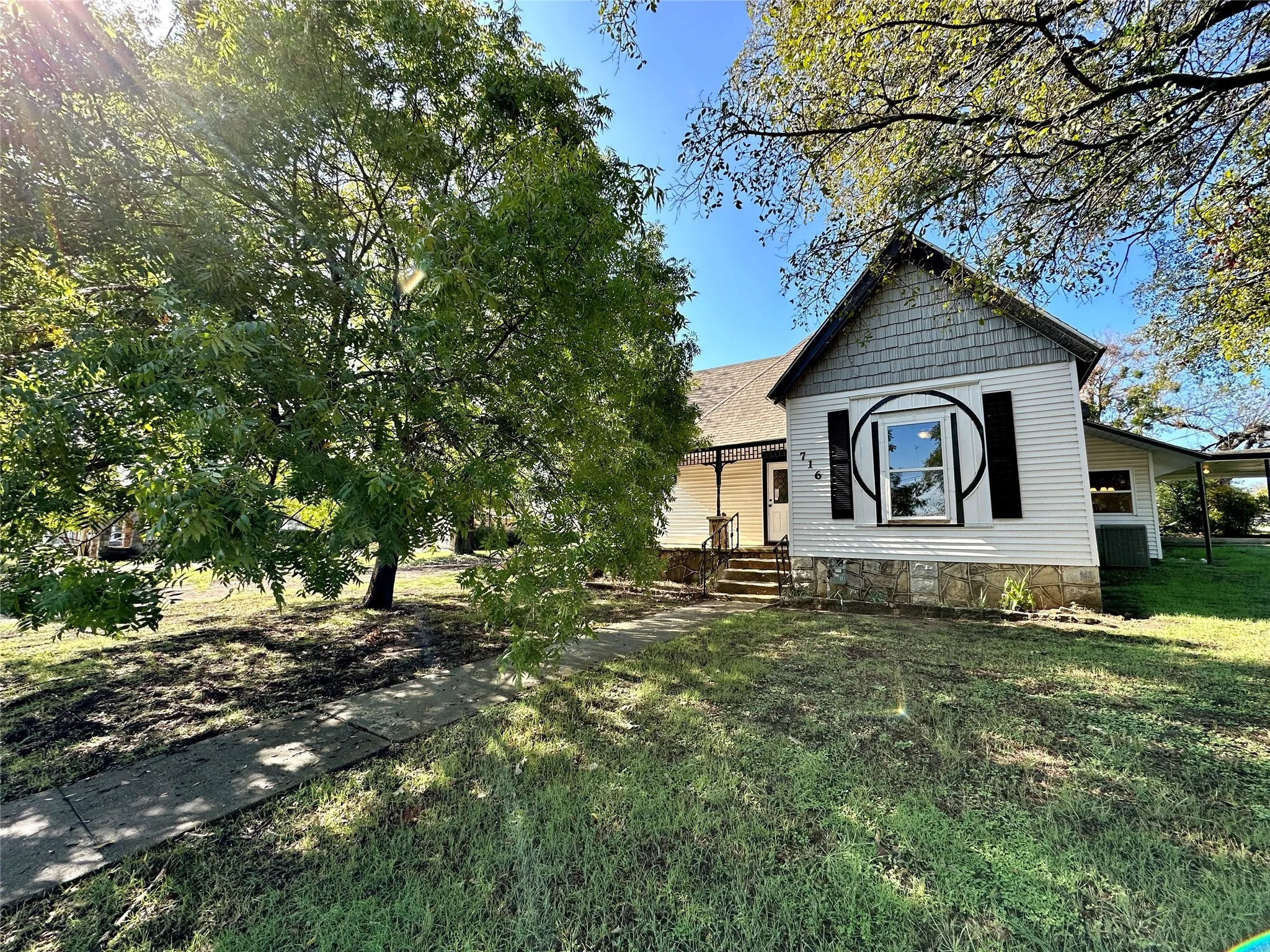 Single Family Residence For Sale in Hamilton County , 716 N Mesquite Street, Hico, Texas 76457, 3 Bedrooms, 2 Bathrooms, Garage spaces, 1,352 Sqft, built in 1895, Price $284,900, mls#21146547, Real Estate Agent in Hico, Homes For Sale in Hamilton county, Homes For Sale in Hico, Realtor in Hico Texas, Real Estate Brokerage Independent Realty Texas, Luminita Cordes Realtor