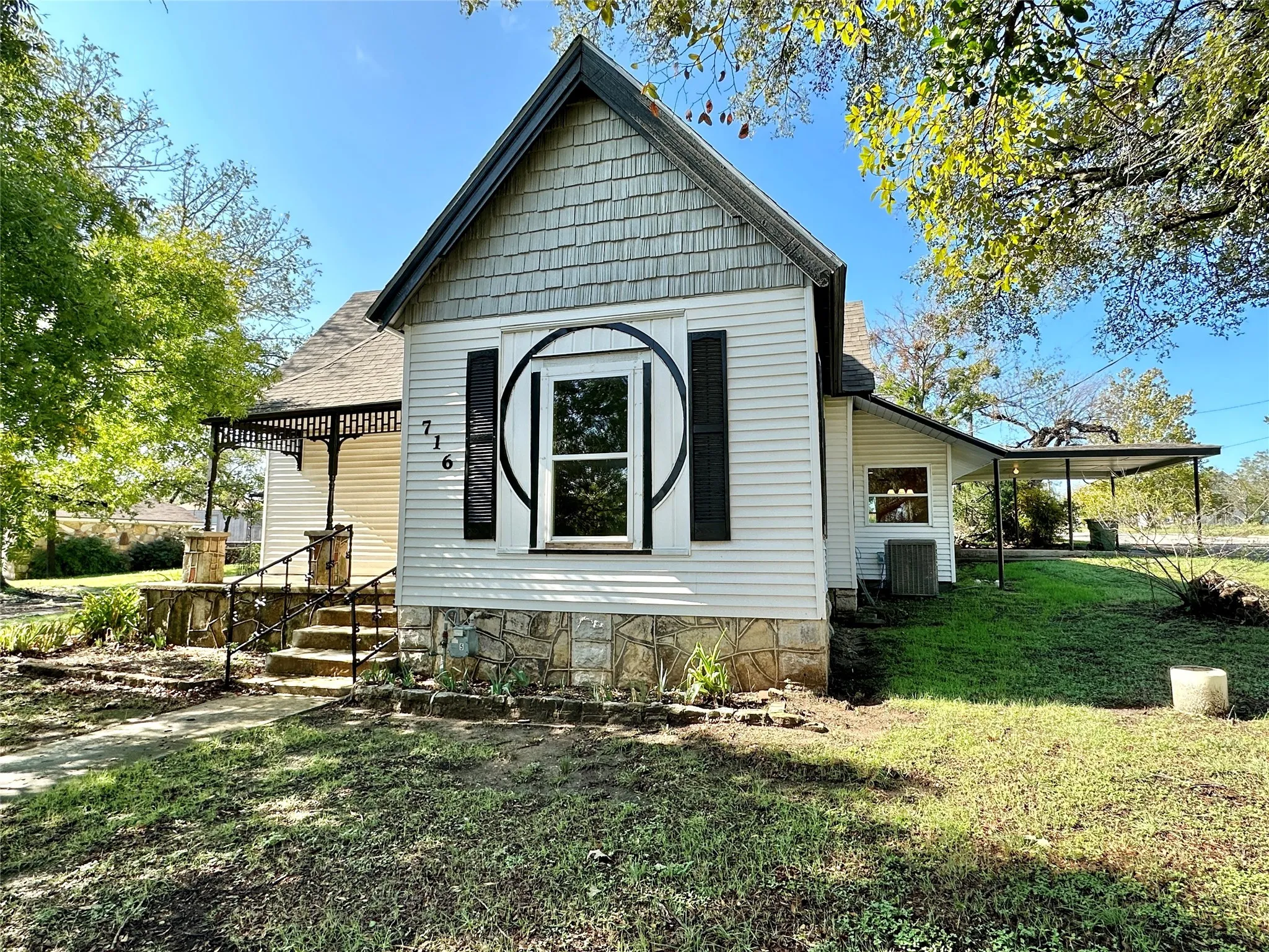 Single Family Residence For Sale in Hamilton County , 716 N Mesquite Street, Hico, Texas 76457, 3 Bedrooms, 2 Bathrooms, Garage spaces, 1,352 Sqft, built in 1895, Price $284,900, mls#21146547, Real Estate Agent in Hico, Homes For Sale in Hamilton county, Homes For Sale in Hico, Realtor in Hico Texas, Real Estate Brokerage Independent Realty Texas, Luminita Cordes Realtor