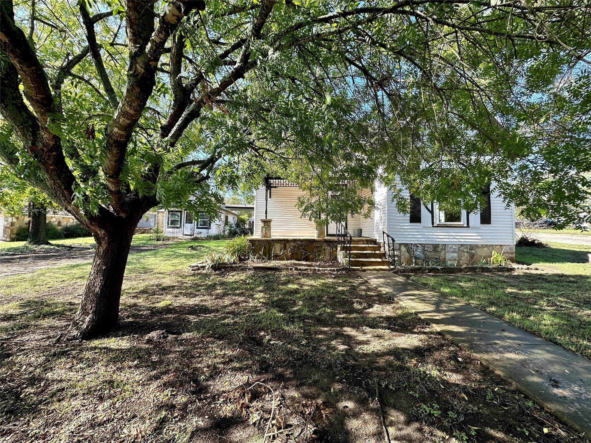 Single Family Residence For Sale in Hamilton County , 716 N Mesquite Street, Hico, Texas 76457, 3 Bedrooms, 2 Bathrooms, Garage spaces, 1,352 Sqft, built in 1895, Price $284,900, mls#21146547, Real Estate Agent in Hico, Homes For Sale in Hamilton county, Homes For Sale in Hico, Realtor in Hico Texas, Real Estate Brokerage Independent Realty Texas, Luminita Cordes Realtor