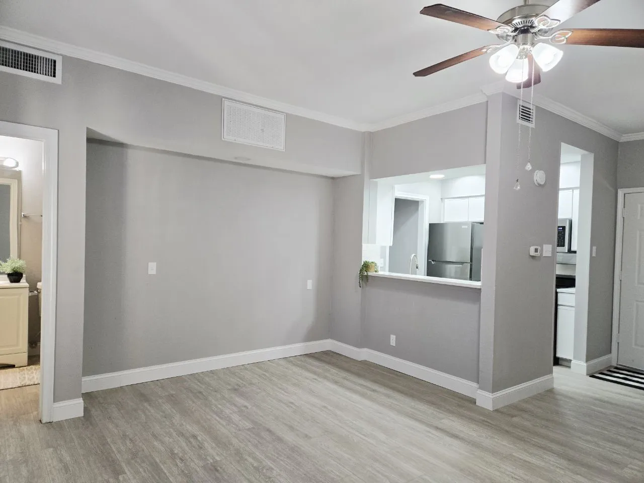 Condominium For Sale in Dallas County , 5325 Bent Tree Forest Drive 1129, Dallas, Texas 75248, 1 Bedroom, 1 Bathroom, Garage spaces, 552 Sqft, built in 1983, Preowned, mls#21144076, Real Estate Agent in Dallas, Homes For Sale in Dallas county, Homes For Sale in Dallas, Realtor in Dallas Texas, Real Estate Brokerage Independent Realty Texas, Luminita Cordes Realtor