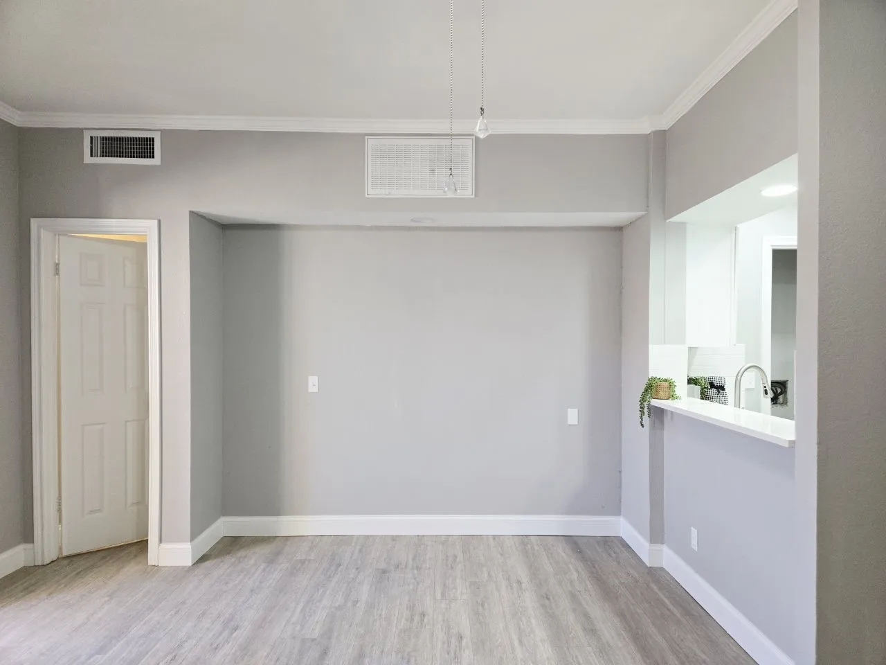 Condominium For Sale in Dallas County , 5325 Bent Tree Forest Drive 1129, Dallas, Texas 75248, 1 Bedroom, 1 Bathroom, Garage spaces, 552 Sqft, built in 1983, Preowned, mls#21144076, Real Estate Agent in Dallas, Homes For Sale in Dallas county, Homes For Sale in Dallas, Realtor in Dallas Texas, Real Estate Brokerage Independent Realty Texas, Luminita Cordes Realtor