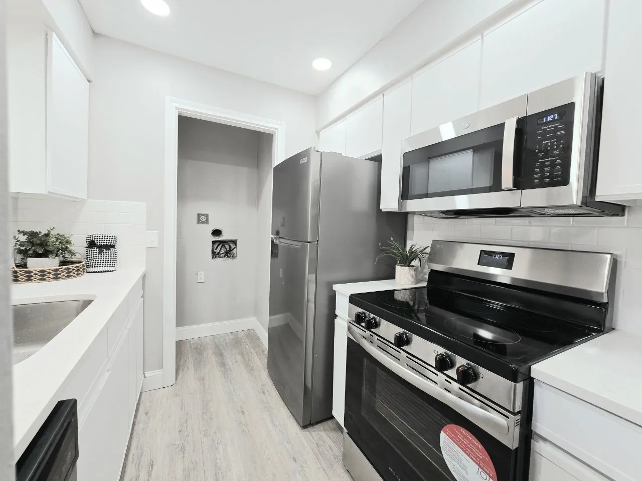 Condominium For Sale in Dallas County , 5325 Bent Tree Forest Drive 1129, Dallas, Texas 75248, 1 Bedroom, 1 Bathroom, Garage spaces, 552 Sqft, built in 1983, Preowned, mls#21144076, Real Estate Agent in Dallas, Homes For Sale in Dallas county, Homes For Sale in Dallas, Realtor in Dallas Texas, Real Estate Brokerage Independent Realty Texas, Luminita Cordes Realtor