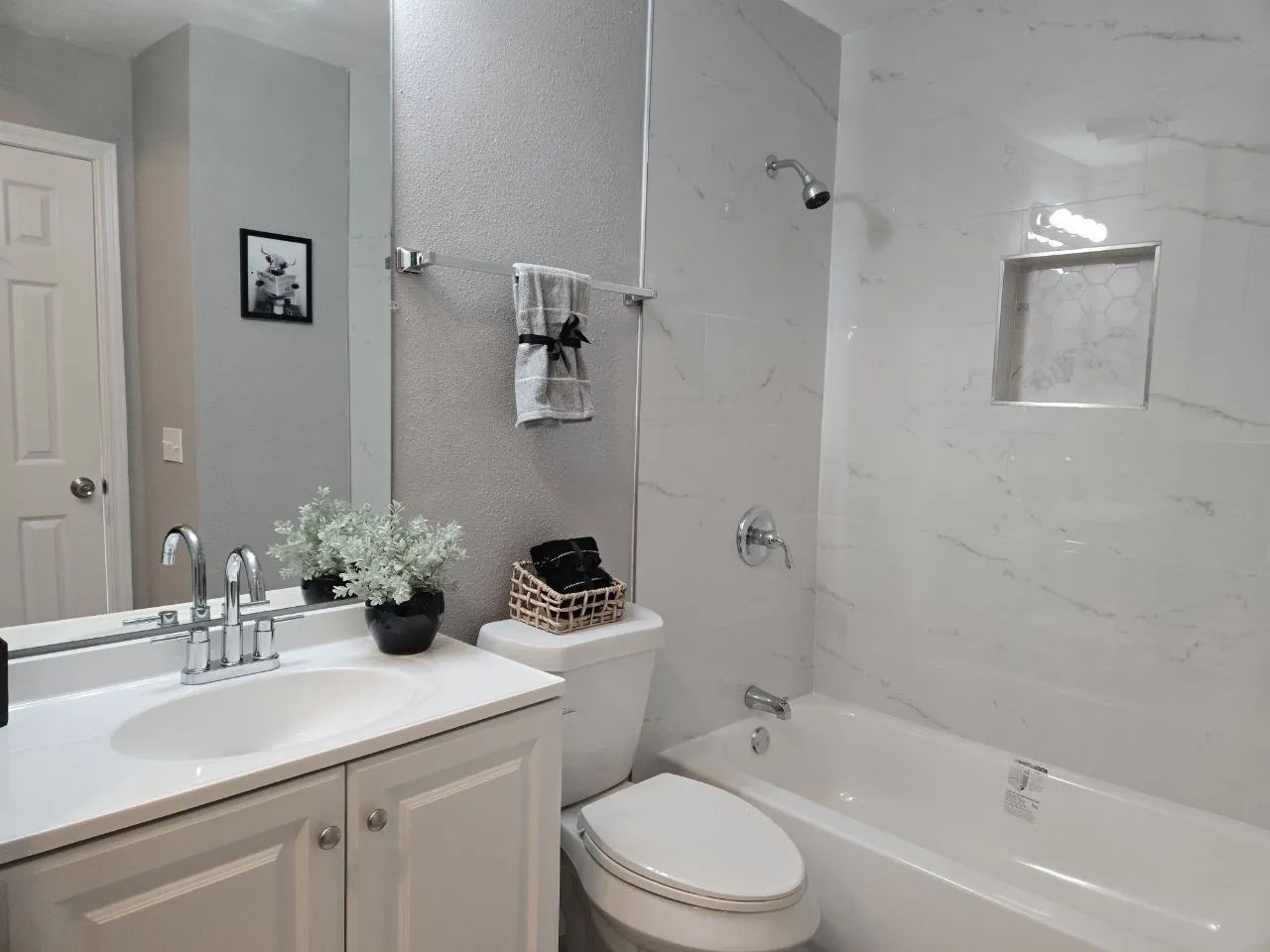 Condominium For Sale in Dallas County , 5325 Bent Tree Forest Drive 1129, Dallas, Texas 75248, 1 Bedroom, 1 Bathroom, Garage spaces, 552 Sqft, built in 1983, Preowned, mls#21144076, Real Estate Agent in Dallas, Homes For Sale in Dallas county, Homes For Sale in Dallas, Realtor in Dallas Texas, Real Estate Brokerage Independent Realty Texas, Luminita Cordes Realtor