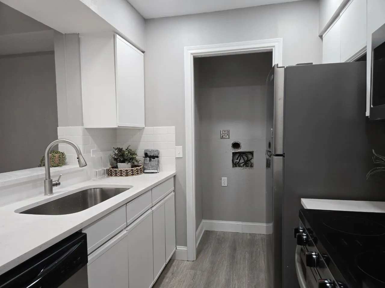 Condominium For Sale in Dallas County , 5325 Bent Tree Forest Drive 1129, Dallas, Texas 75248, 1 Bedroom, 1 Bathroom, Garage spaces, 552 Sqft, built in 1983, Preowned, mls#21144076, Real Estate Agent in Dallas, Homes For Sale in Dallas county, Homes For Sale in Dallas, Realtor in Dallas Texas, Real Estate Brokerage Independent Realty Texas, Luminita Cordes Realtor