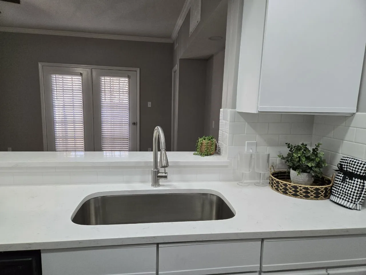 Condominium For Sale in Dallas County , 5325 Bent Tree Forest Drive 1129, Dallas, Texas 75248, 1 Bedroom, 1 Bathroom, Garage spaces, 552 Sqft, built in 1983, Preowned, mls#21144076, Real Estate Agent in Dallas, Homes For Sale in Dallas county, Homes For Sale in Dallas, Realtor in Dallas Texas, Real Estate Brokerage Independent Realty Texas, Luminita Cordes Realtor