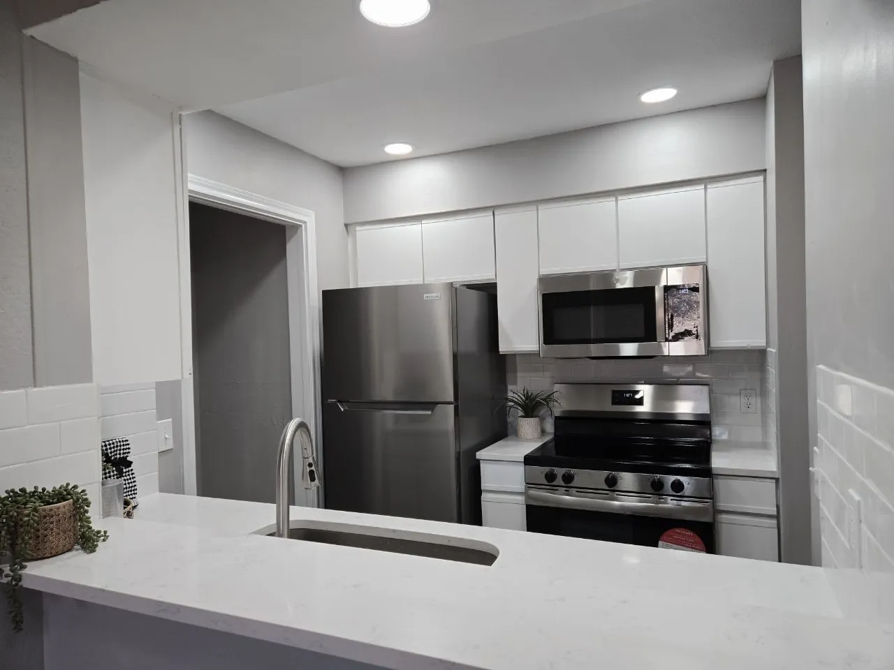 Condominium For Sale in Dallas County , 5325 Bent Tree Forest Drive 1129, Dallas, Texas 75248, 1 Bedroom, 1 Bathroom, Garage spaces, 552 Sqft, built in 1983, Preowned, mls#21144076, Real Estate Agent in Dallas, Homes For Sale in Dallas county, Homes For Sale in Dallas, Realtor in Dallas Texas, Real Estate Brokerage Independent Realty Texas, Luminita Cordes Realtor