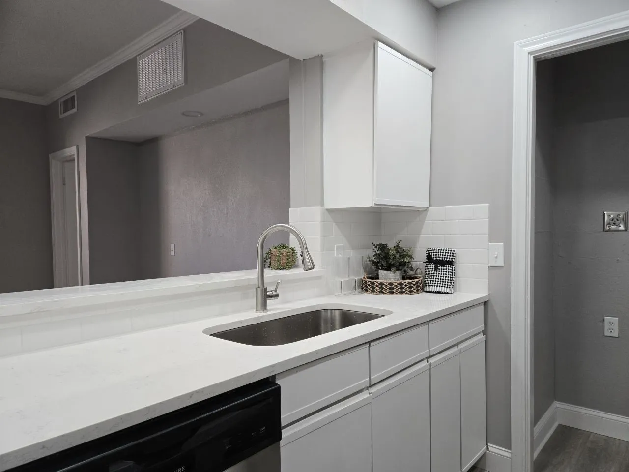Condominium For Sale in Dallas County , 5325 Bent Tree Forest Drive 1129, Dallas, Texas 75248, 1 Bedroom, 1 Bathroom, Garage spaces, 552 Sqft, built in 1983, Preowned, mls#21144076, Real Estate Agent in Dallas, Homes For Sale in Dallas county, Homes For Sale in Dallas, Realtor in Dallas Texas, Real Estate Brokerage Independent Realty Texas, Luminita Cordes Realtor