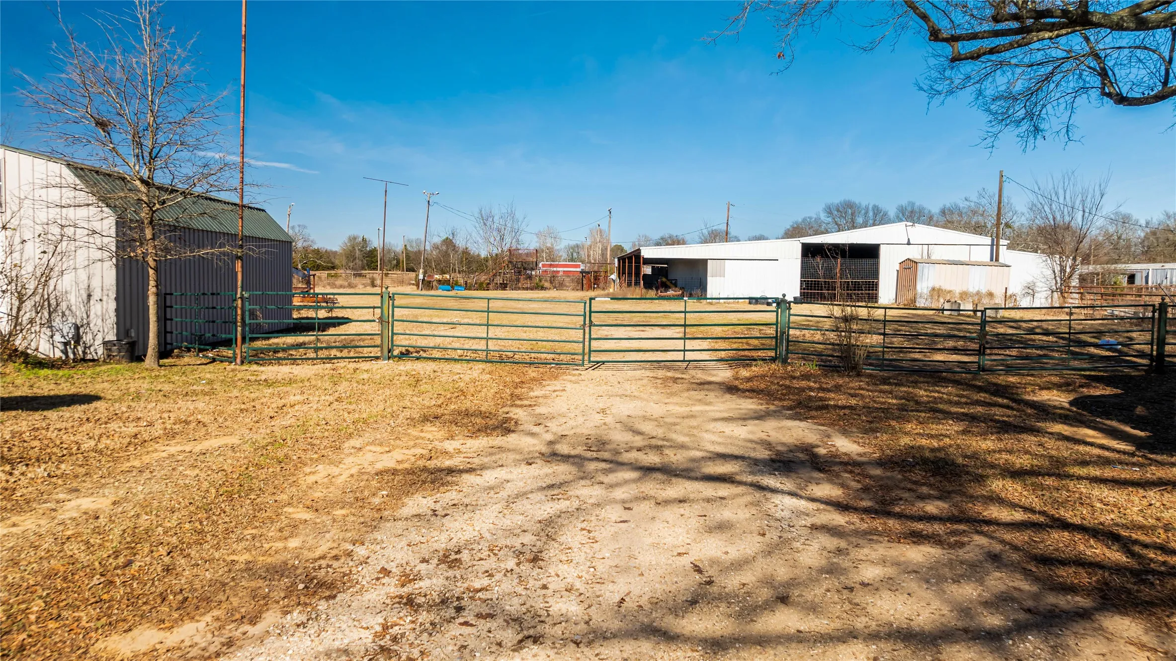 Single Family Residence For Sale in Lamar County , 4685 Highway 82 E, Paris, Texas 75462, 3 Bedrooms, 2 Bathrooms, Garage spaces, 1,920 Sqft, built in 0, Preowned, Price $525,000, mls#21141202, Real Estate Agent in Paris, Homes For Sale in Lamar county, Homes For Sale in Paris, Realtor in Paris Texas, Real Estate Brokerage Independent Realty Texas, Luminita Cordes Realtor