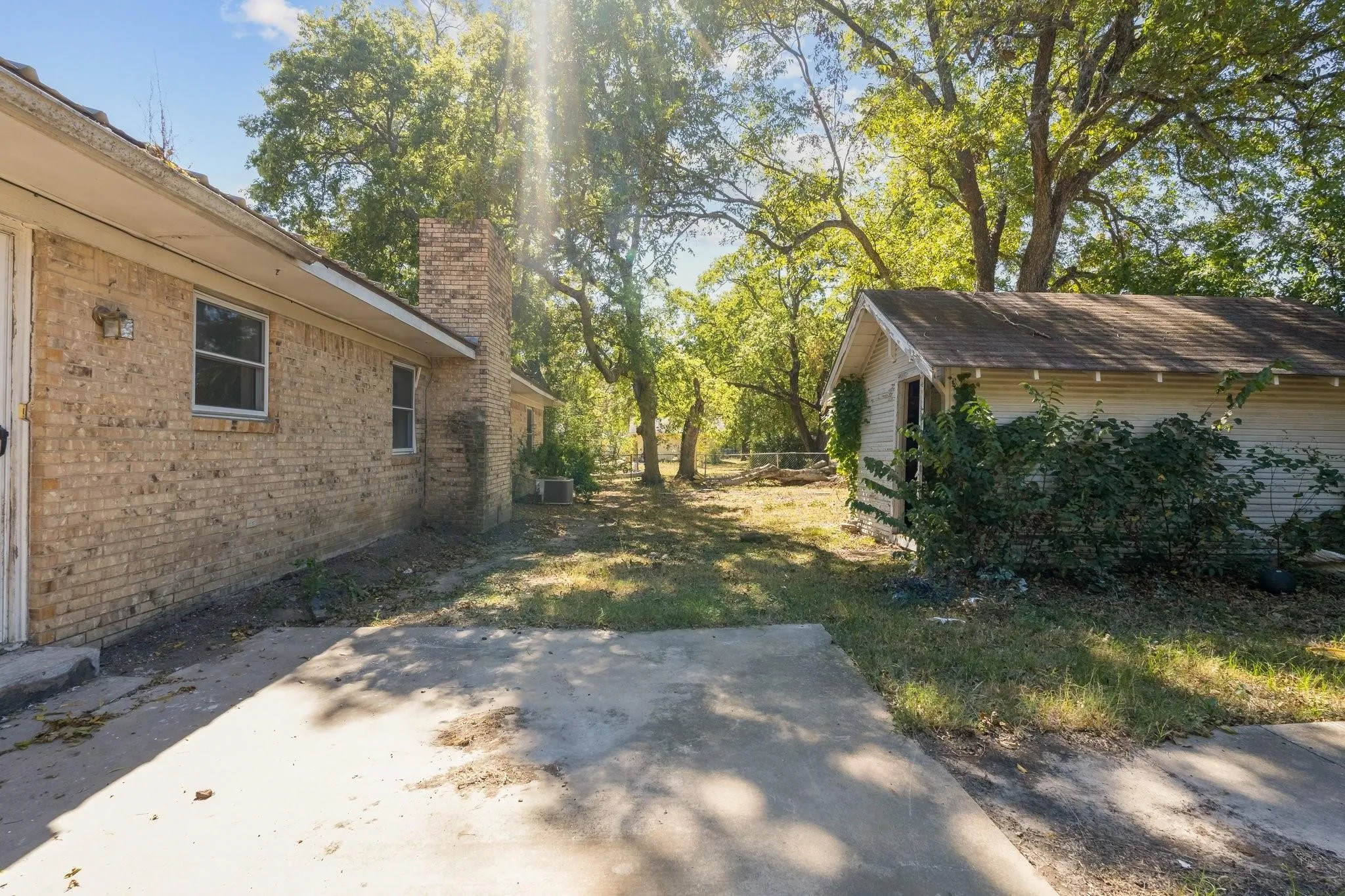 Single Family Residence For Sale in Fannin County , 921 Evans Street, Bonham, Texas 75418, 4 Bedrooms, 3 Bathrooms, 2 Garage spaces, 1,669 Sqft, built in 1965, Price $185,000, mls#21147059, Real Estate Agent in Bonham, Homes For Sale in Fannin county, Homes For Sale in Bonham, Realtor in Bonham Texas, Real Estate Brokerage Independent Realty Texas, Luminita Cordes Realtor
