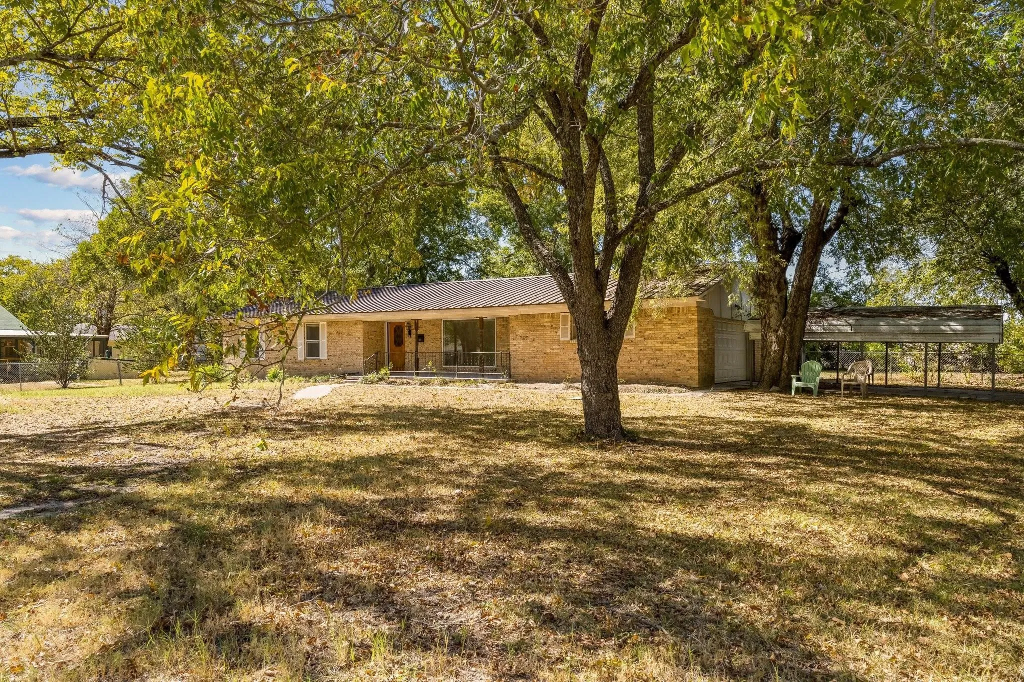 Single Family Residence For Sale in Fannin County , 921 Evans Street, Bonham, Texas 75418, 4 Bedrooms, 3 Bathrooms, 2 Garage spaces, 1,669 Sqft, built in 1965, Price $185,000, mls#21147059, Real Estate Agent in Bonham, Homes For Sale in Fannin county, Homes For Sale in Bonham, Realtor in Bonham Texas, Real Estate Brokerage Independent Realty Texas, Luminita Cordes Realtor