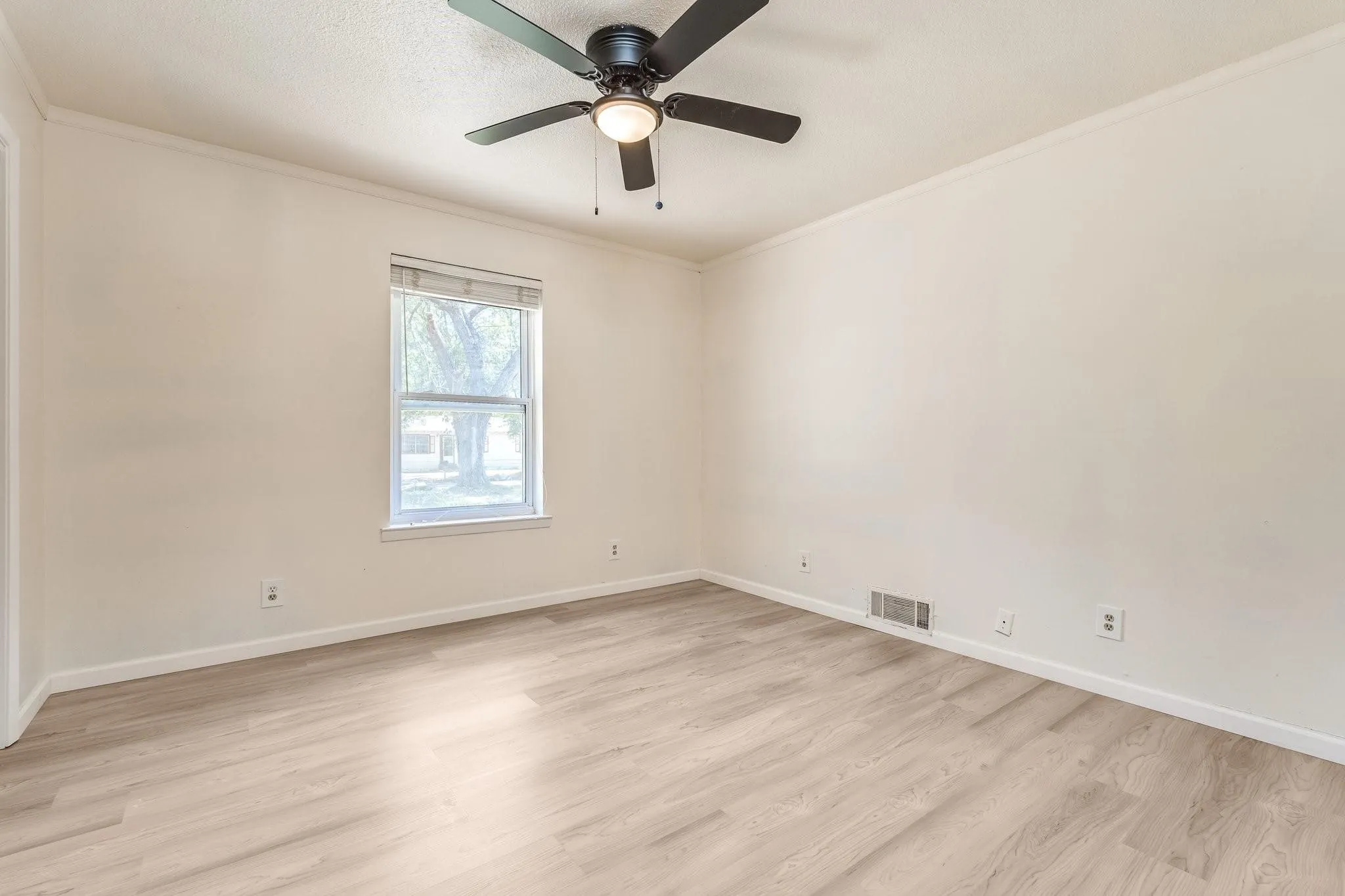 Single Family Residence For Sale in Fannin County , 921 Evans Street, Bonham, Texas 75418, 4 Bedrooms, 3 Bathrooms, 2 Garage spaces, 1,669 Sqft, built in 1965, Price $185,000, mls#21147059, Real Estate Agent in Bonham, Homes For Sale in Fannin county, Homes For Sale in Bonham, Realtor in Bonham Texas, Real Estate Brokerage Independent Realty Texas, Luminita Cordes Realtor