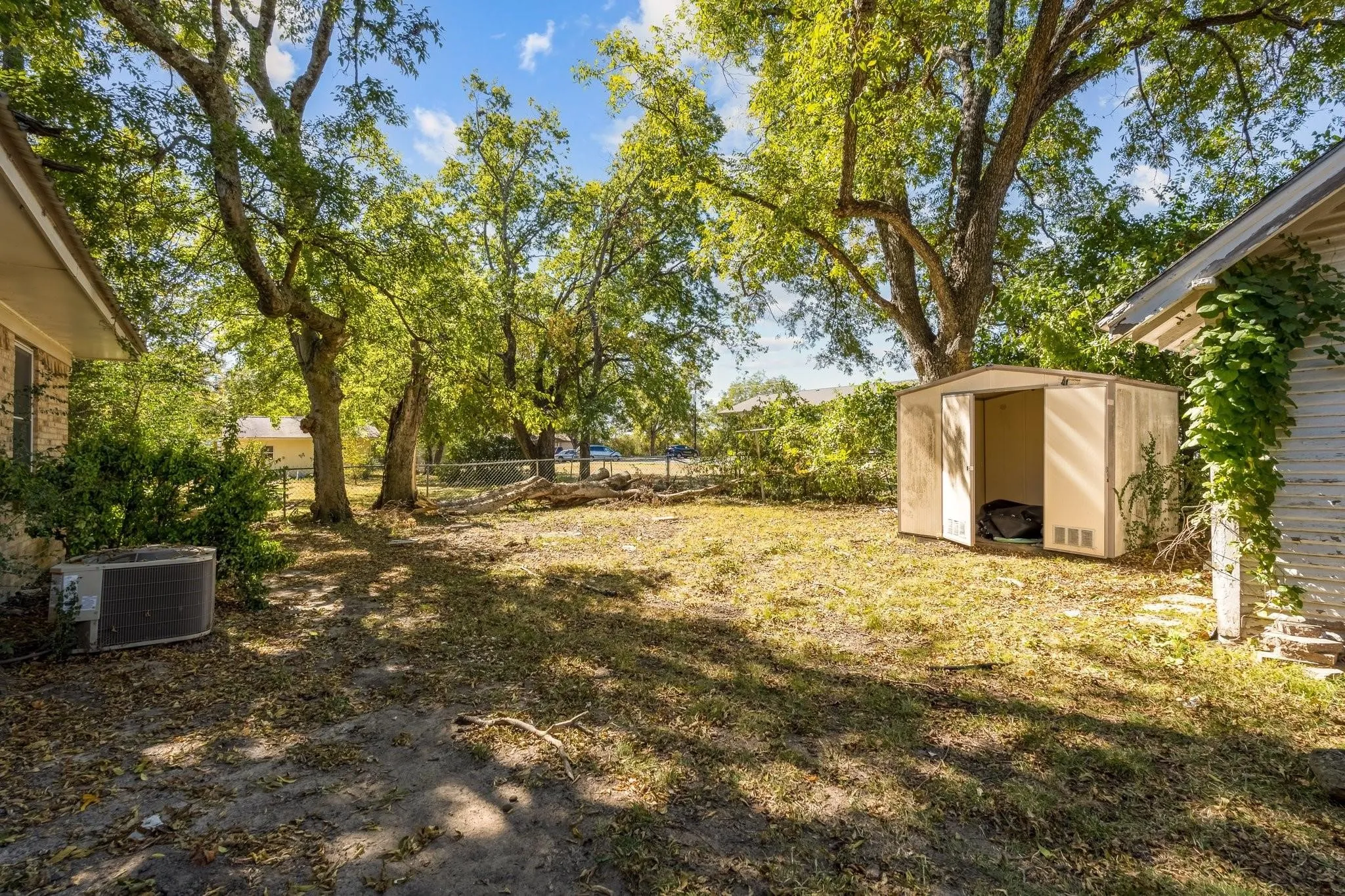 Single Family Residence For Sale in Fannin County , 921 Evans Street, Bonham, Texas 75418, 4 Bedrooms, 3 Bathrooms, 2 Garage spaces, 1,669 Sqft, built in 1965, Price $185,000, mls#21147059, Real Estate Agent in Bonham, Homes For Sale in Fannin county, Homes For Sale in Bonham, Realtor in Bonham Texas, Real Estate Brokerage Independent Realty Texas, Luminita Cordes Realtor