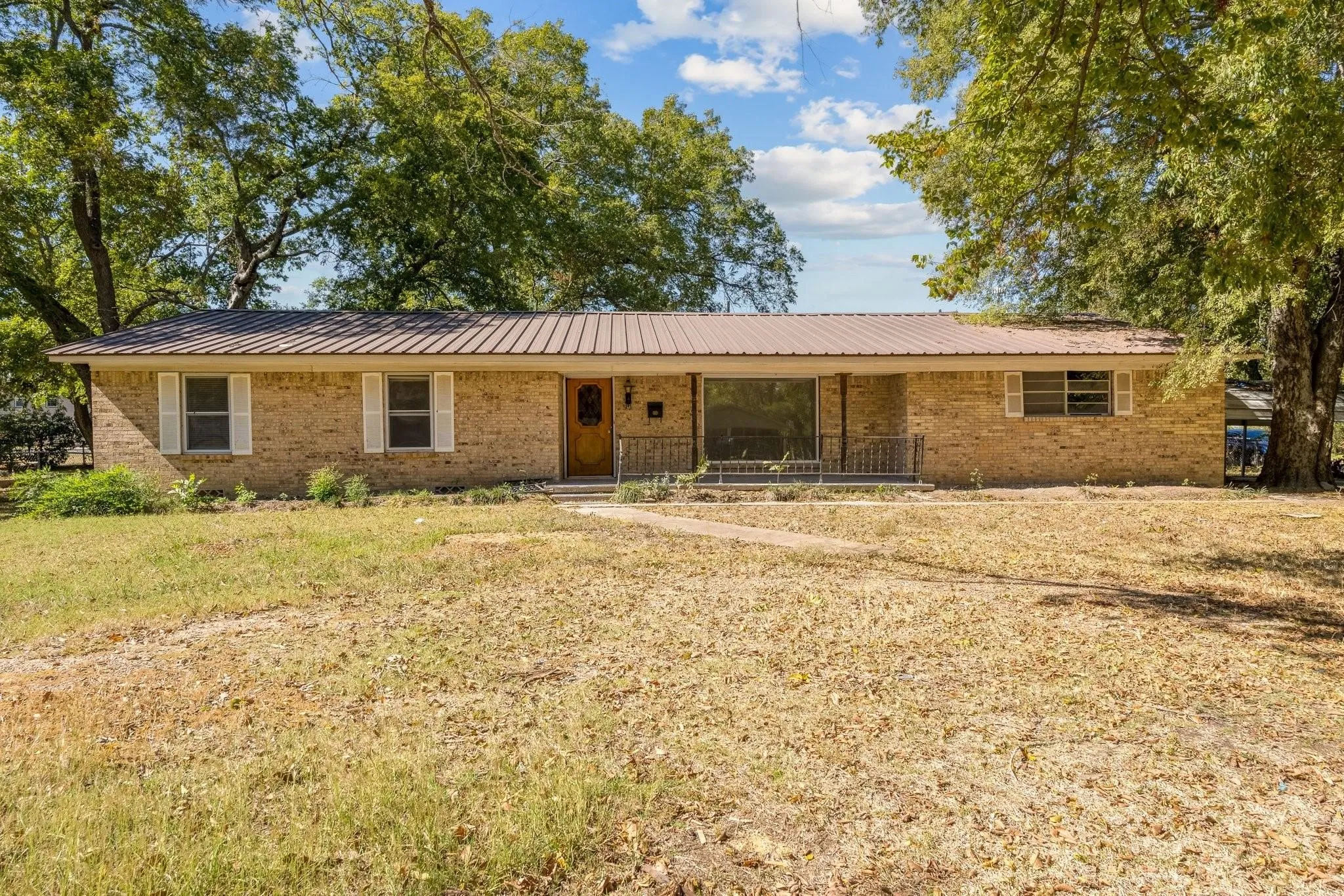 Single Family Residence For Sale in Fannin County , 921 Evans Street, Bonham, Texas 75418, 4 Bedrooms, 3 Bathrooms, 2 Garage spaces, 1,669 Sqft, built in 1965, Price $185,000, mls#21147059, Real Estate Agent in Bonham, Homes For Sale in Fannin county, Homes For Sale in Bonham, Realtor in Bonham Texas, Real Estate Brokerage Independent Realty Texas, Luminita Cordes Realtor