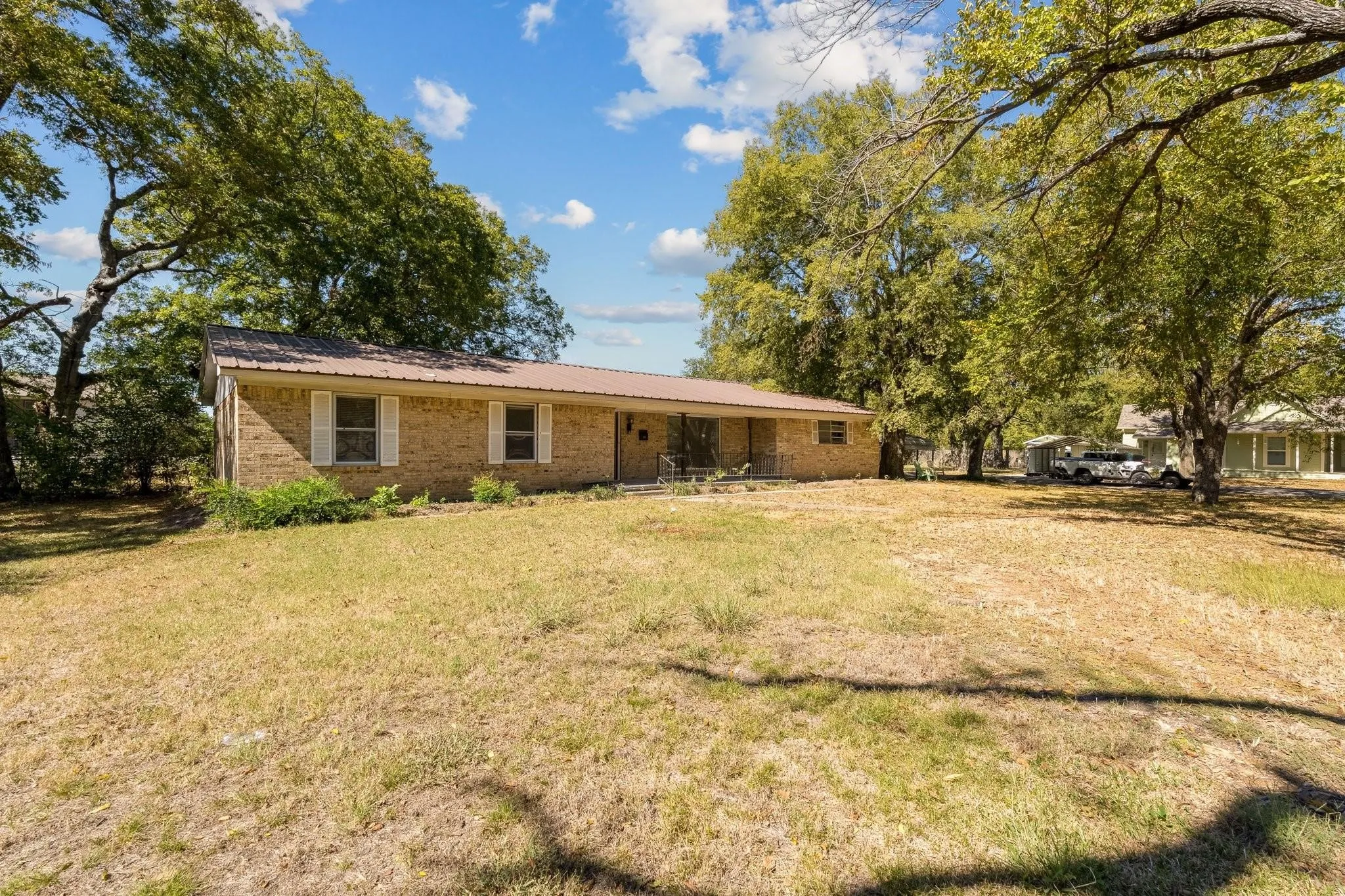 Single Family Residence For Sale in Fannin County , 921 Evans Street, Bonham, Texas 75418, 4 Bedrooms, 3 Bathrooms, 2 Garage spaces, 1,669 Sqft, built in 1965, Price $185,000, mls#21147059, Real Estate Agent in Bonham, Homes For Sale in Fannin county, Homes For Sale in Bonham, Realtor in Bonham Texas, Real Estate Brokerage Independent Realty Texas, Luminita Cordes Realtor