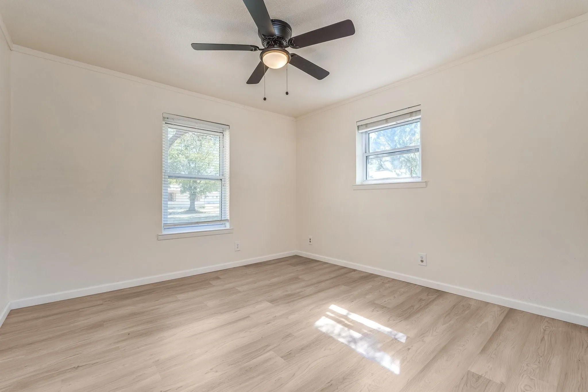 Single Family Residence For Sale in Fannin County , 921 Evans Street, Bonham, Texas 75418, 4 Bedrooms, 3 Bathrooms, 2 Garage spaces, 1,669 Sqft, built in 1965, Price $185,000, mls#21147059, Real Estate Agent in Bonham, Homes For Sale in Fannin county, Homes For Sale in Bonham, Realtor in Bonham Texas, Real Estate Brokerage Independent Realty Texas, Luminita Cordes Realtor