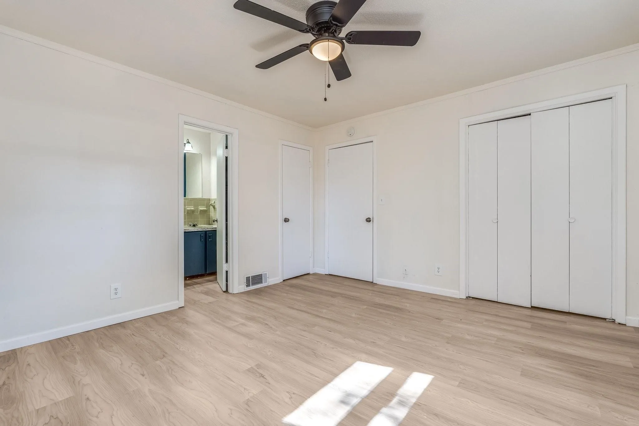 Single Family Residence For Sale in Fannin County , 921 Evans Street, Bonham, Texas 75418, 4 Bedrooms, 3 Bathrooms, 2 Garage spaces, 1,669 Sqft, built in 1965, Price $185,000, mls#21147059, Real Estate Agent in Bonham, Homes For Sale in Fannin county, Homes For Sale in Bonham, Realtor in Bonham Texas, Real Estate Brokerage Independent Realty Texas, Luminita Cordes Realtor