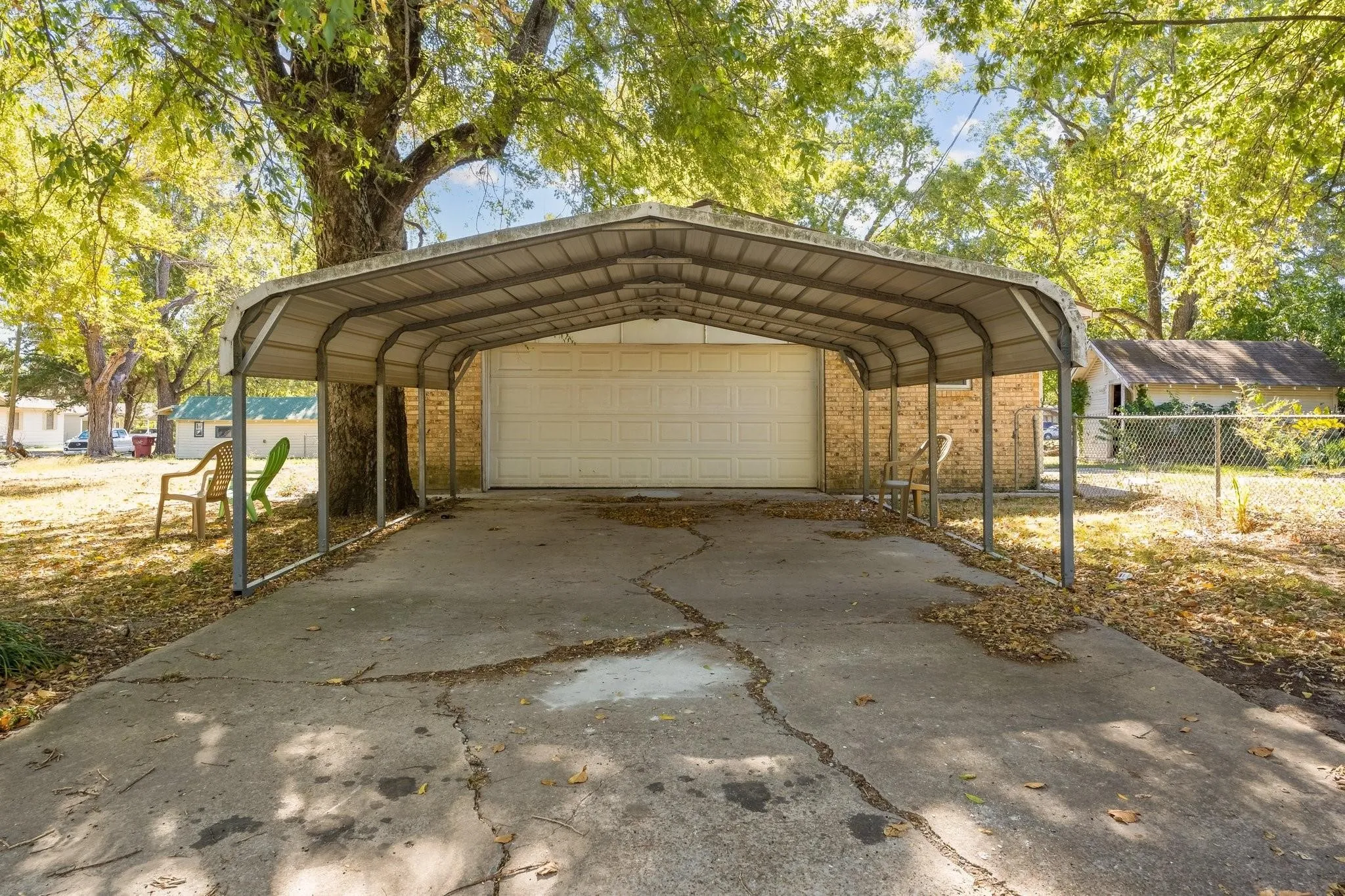 Single Family Residence For Sale in Fannin County , 921 Evans Street, Bonham, Texas 75418, 4 Bedrooms, 3 Bathrooms, 2 Garage spaces, 1,669 Sqft, built in 1965, Price $185,000, mls#21147059, Real Estate Agent in Bonham, Homes For Sale in Fannin county, Homes For Sale in Bonham, Realtor in Bonham Texas, Real Estate Brokerage Independent Realty Texas, Luminita Cordes Realtor