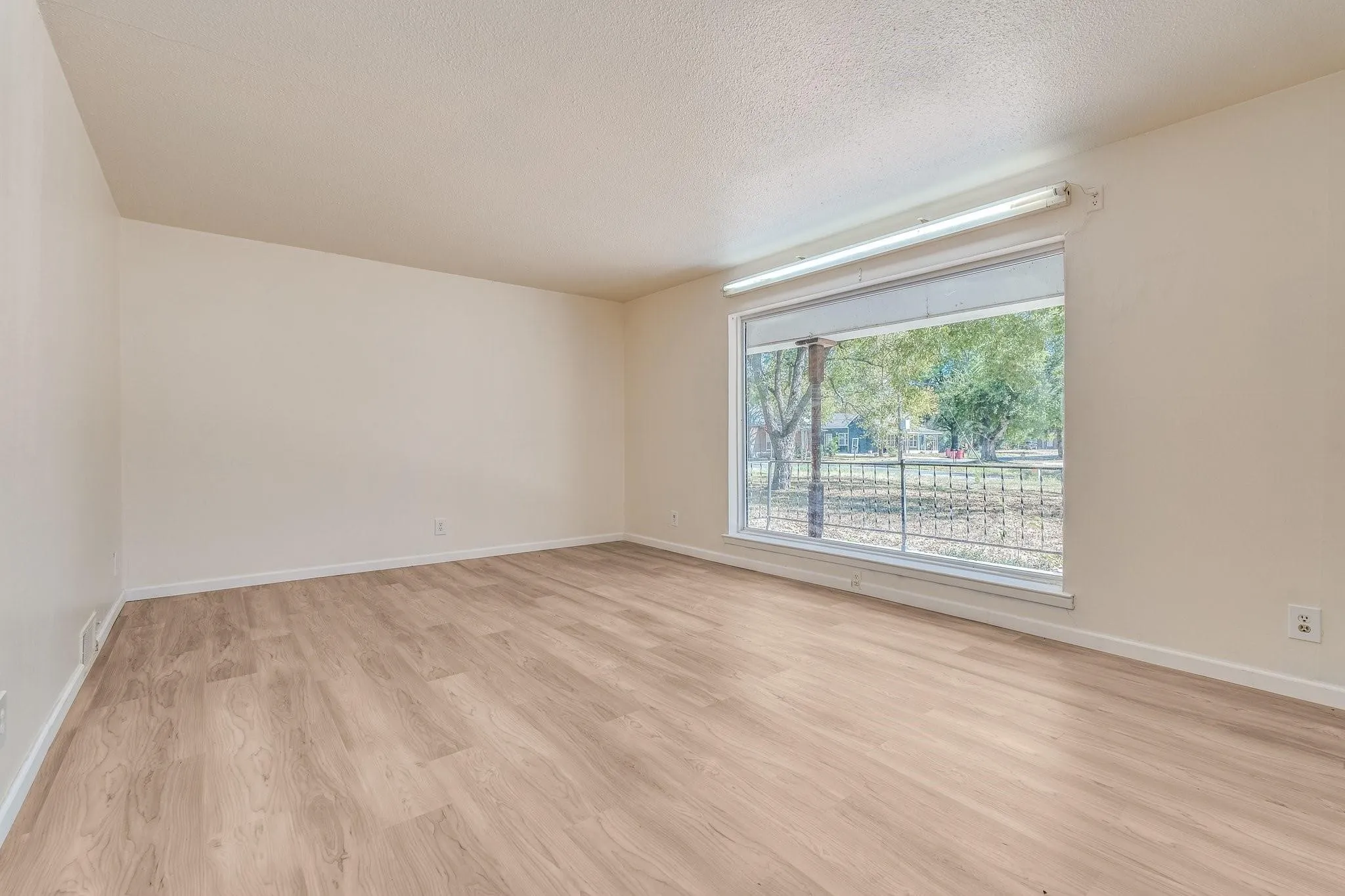 Single Family Residence For Sale in Fannin County , 921 Evans Street, Bonham, Texas 75418, 4 Bedrooms, 3 Bathrooms, 2 Garage spaces, 1,669 Sqft, built in 1965, Price $185,000, mls#21147059, Real Estate Agent in Bonham, Homes For Sale in Fannin county, Homes For Sale in Bonham, Realtor in Bonham Texas, Real Estate Brokerage Independent Realty Texas, Luminita Cordes Realtor
