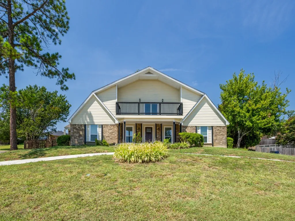Single Family Residence For Sale in Dallas County , 2226 Meadowview Drive, Garland, Texas 75043, 3 Bedrooms, 3 Bathrooms, 2 Garage spaces, 2,805 Sqft, built in 1978, Price $449,900, mls#21147126, Real Estate Agent in Garland, Homes For Sale in Dallas county, Homes For Sale in Garland, Realtor in Garland Texas, Real Estate Brokerage Independent Realty Texas, Luminita Cordes Realtor