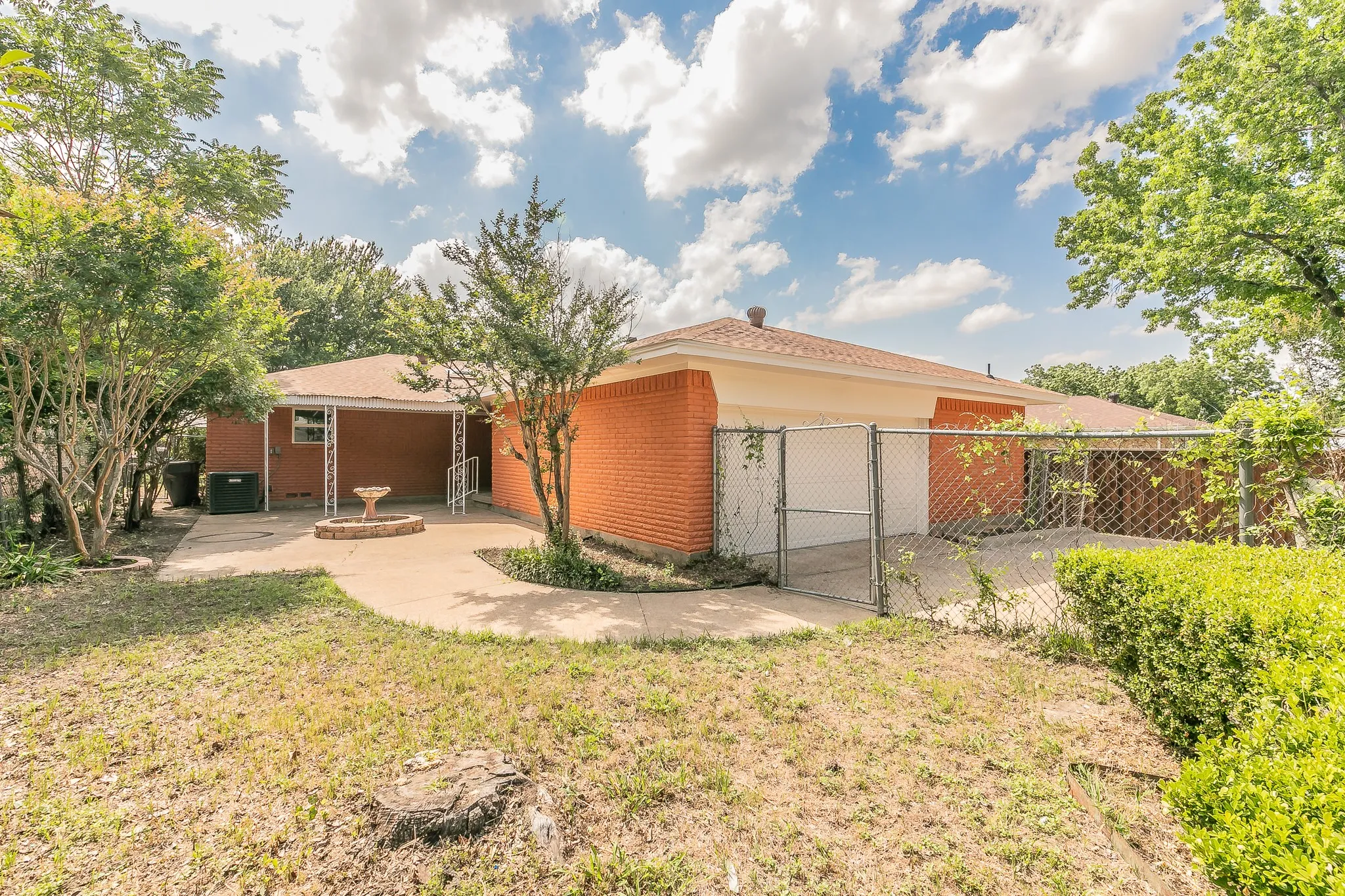 Single Family Residence For Sale in Dallas County , 1812 Boyd Street, Dallas, Texas 75224, 4 Bedroom, 2 Bathroom, 2 Garage spaces, 2,016 Sqft, built in 1960, mls#21147170, Real Estate Agent in Dallas, Homes For Sale in Dallas county, Homes For Sale in Dallas, Realtor in Dallas Texas, Real Estate Brokerage Independent Realty Texas, Luminita Cordes Realtor