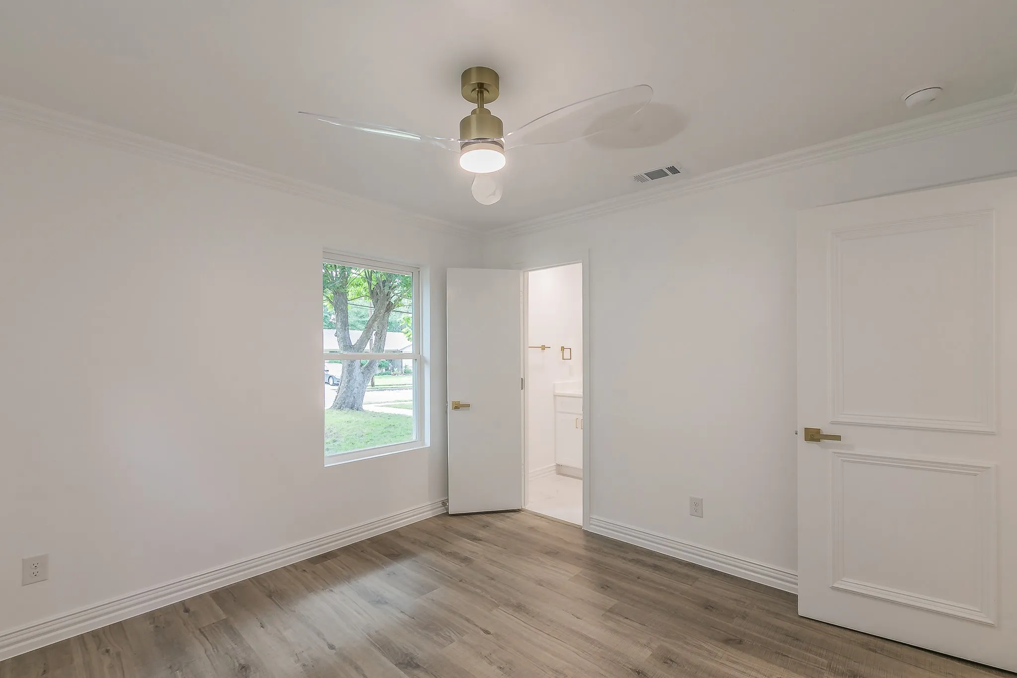 Single Family Residence For Sale in Dallas County , 1812 Boyd Street, Dallas, Texas 75224, 4 Bedroom, 2 Bathroom, 2 Garage spaces, 2,016 Sqft, built in 1960, mls#21147170, Real Estate Agent in Dallas, Homes For Sale in Dallas county, Homes For Sale in Dallas, Realtor in Dallas Texas, Real Estate Brokerage Independent Realty Texas, Luminita Cordes Realtor