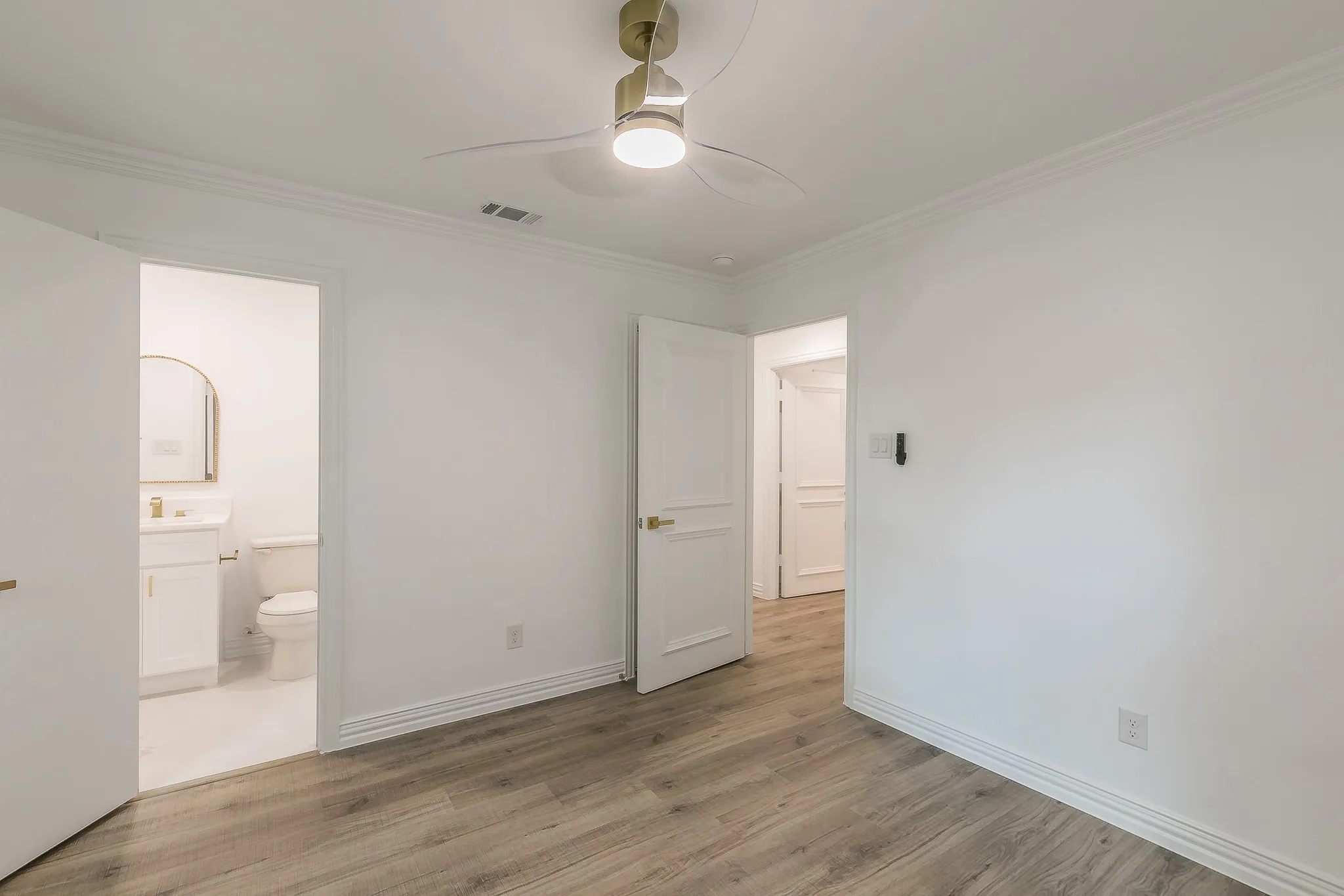 Single Family Residence For Sale in Dallas County , 1812 Boyd Street, Dallas, Texas 75224, 4 Bedroom, 2 Bathroom, 2 Garage spaces, 2,016 Sqft, built in 1960, mls#21147170, Real Estate Agent in Dallas, Homes For Sale in Dallas county, Homes For Sale in Dallas, Realtor in Dallas Texas, Real Estate Brokerage Independent Realty Texas, Luminita Cordes Realtor
