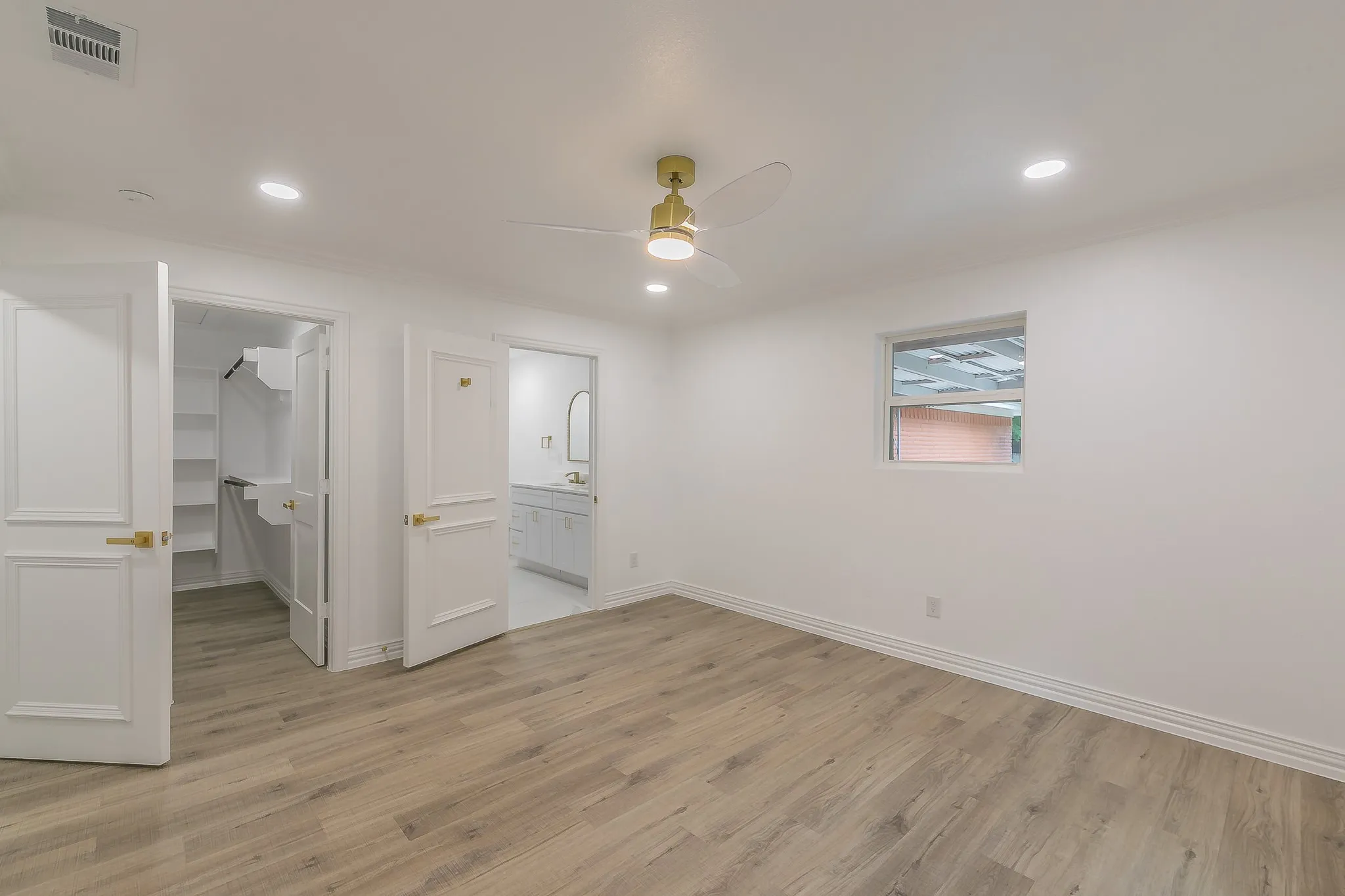 Single Family Residence For Sale in Dallas County , 1812 Boyd Street, Dallas, Texas 75224, 4 Bedroom, 2 Bathroom, 2 Garage spaces, 2,016 Sqft, built in 1960, mls#21147170, Real Estate Agent in Dallas, Homes For Sale in Dallas county, Homes For Sale in Dallas, Realtor in Dallas Texas, Real Estate Brokerage Independent Realty Texas, Luminita Cordes Realtor